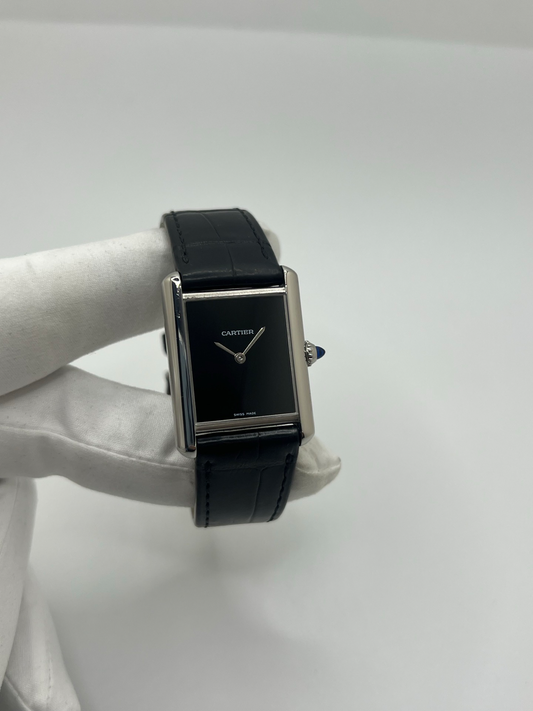 Élégante, graphique et profondément intemporelle, la Cartier Tank Must est l’une des montres les plus emblématiques de l’histoire de l’horlogerie. Inspirée du design originel de la Tank créée en 1917, elle incarne l’essence même du style Cartier : lignes pures, équilibre parfait et sophistication discrète.
