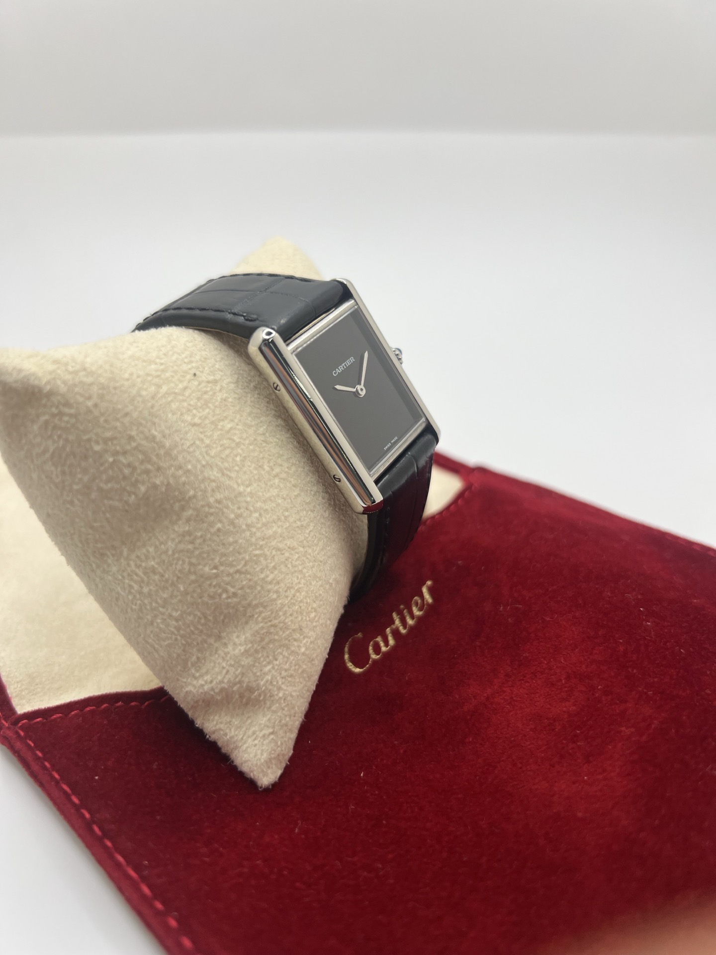 Élégante, graphique et profondément intemporelle, la Cartier Tank Must est l’une des montres les plus emblématiques de l’histoire de l’horlogerie. Inspirée du design originel de la Tank créée en 1917, elle incarne l’essence même du style Cartier : lignes pures, équilibre parfait et sophistication discrète.