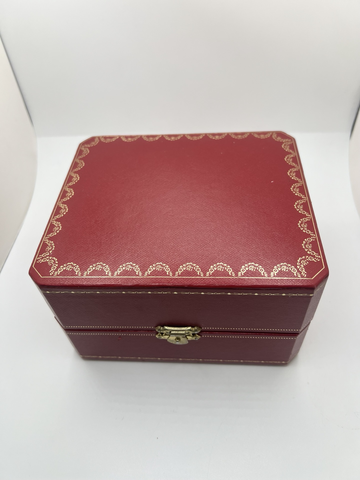 Montre Cartier Tank Must Trinity Grand Modèle vintage en vermeil, référence 590005, datant des années 1990. Boîtier rectangulaire de 23 x 30 mm en argent vermeil, cadran blanc à chiffres romains avec motif Trinity emblématique, verre saphir et mouvement quartz Cartier calibre 90. Bracelet en cuir avec boucle Cartier. Cette montre de luxe au design intemporel incarne l’élégance française et l’héritage horloger de Cartier, recherchée par les collectionneurs de montres vintage.