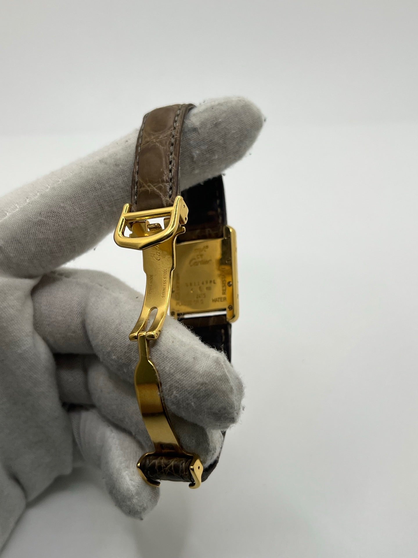 Montre Cartier Tank Vermeil 2415 pour femme, équipée d’un mouvement quartz et d’un boîtier en argent de 22 x 29 mm. Ce modèle d’occasion en bon état présente des traces d’usure visibles, un cadran blanc à chiffres arabes, un verre minéral et un bracelet en cuir brun avec boucle ardillon en argent. Élégante et classique, la Cartier Tank Vermeil 2415 séduit par son design intemporel, idéale pour les passionnées de montres de luxe.