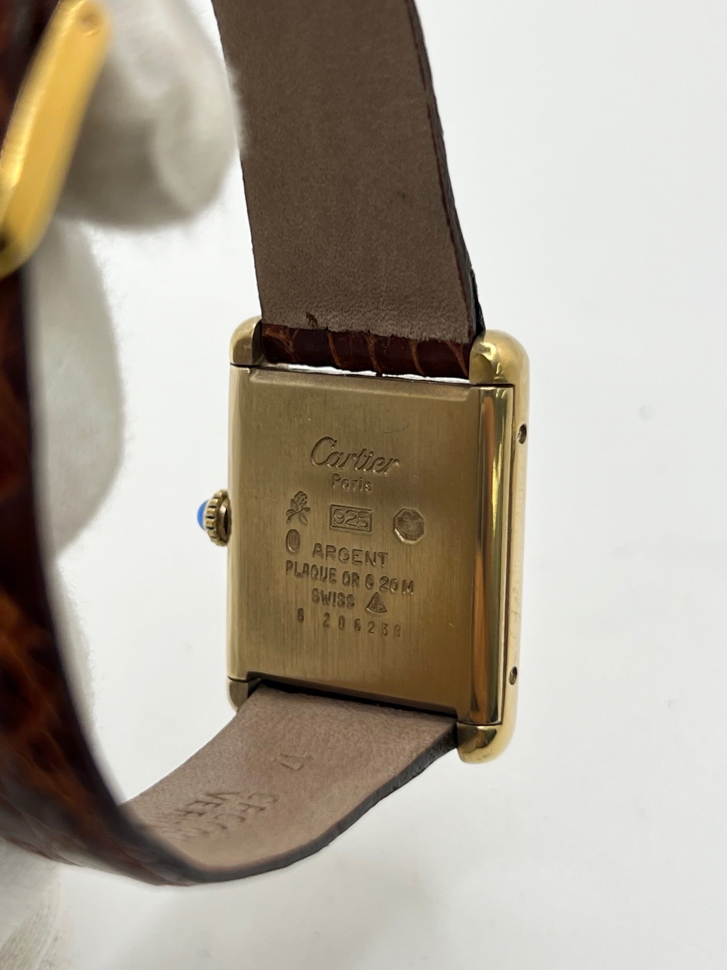 Cartier Tank Must Vermeil en argent avec boîtier rectangulaire de 23 x 30 mm, mouvement à remontage manuel et cadran champagne à chiffres romains. Cette montre unisexe est équipée d’un bracelet en cuir brun avec boucle ardillon en acier et d’un verre saphir. Modèle d’occasion en très bon état, révisé en interne en 2026. Une montre Cartier élégante et intemporelle, livrée avec coffret d’origine, sans papiers d’origine.
