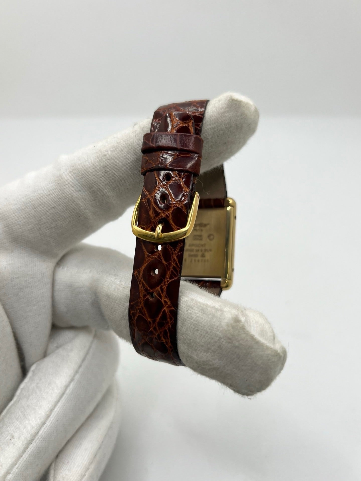 Cartier Tank Must Vermeil en argent avec boîtier rectangulaire de 23 x 30 mm, mouvement à remontage manuel et cadran champagne à chiffres romains. Cette montre unisexe est équipée d’un bracelet en cuir brun avec boucle ardillon en acier et d’un verre saphir. Modèle d’occasion en très bon état, révisé en interne en 2026. Une montre Cartier élégante et intemporelle, livrée avec coffret d’origine, sans papiers d’origine.
