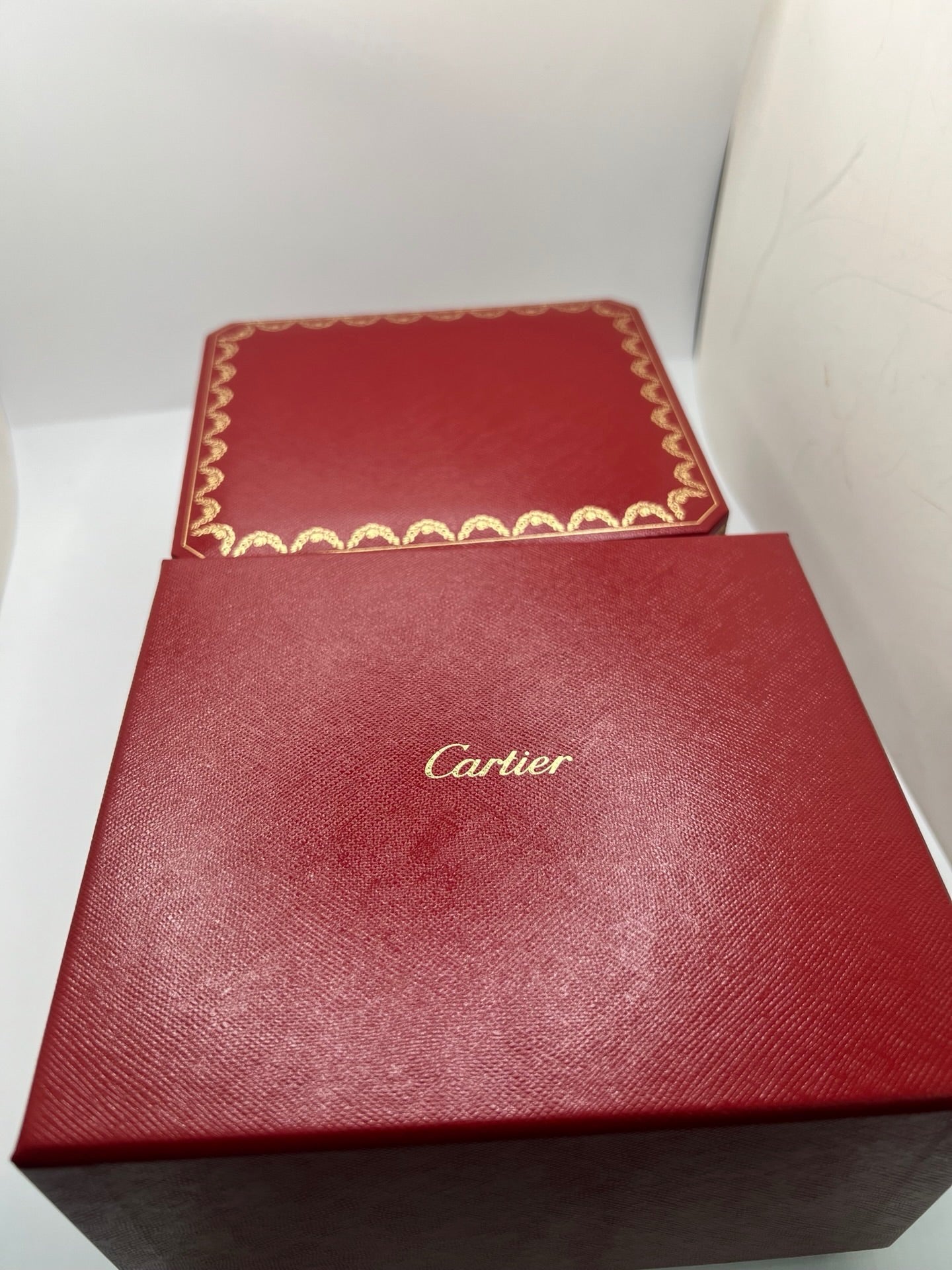 Montre Cartier Tank Must grand modèle en argent avec cadran blanc à chiffres romains, mouvement quartz et fonction date. Boîtier rectangulaire 25 x 33 mm avec verre minéral, bracelet en cuir brun et boucle ardillon en acier. Modèle iconique au design élégant et intemporel, idéal pour homme ou unisexe. Montre d’occasion en bon état, révisée, avec coffret d’origine.