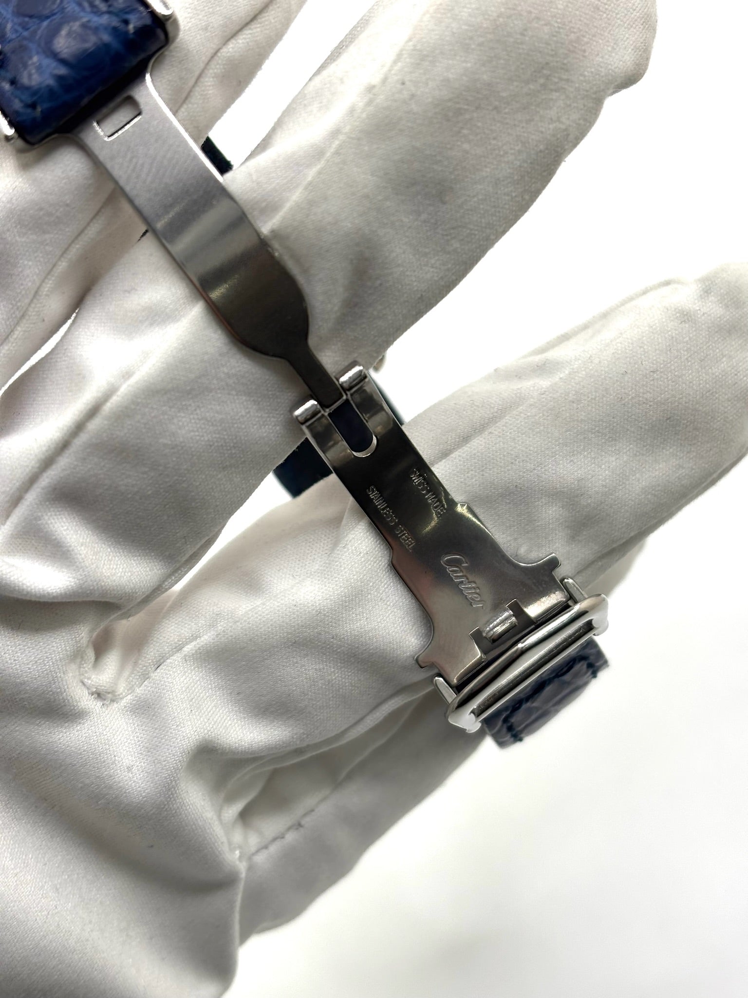Montre Cartier Tank Must référence 2416 en argent avec cadran blanc à chiffres arabes et mouvement quartz. Ce modèle iconique présente un boîtier rectangulaire de 22 x 30 mm, une lunette en argent et un bracelet en cuir bleu avec boucle ardillon en acier. Cartier Tank Must d'occasion en très bon état, avec de légères traces d'usure. Montre homme ou unisexe élégante et intemporelle, idéale pour les amateurs d'horlogerie et de montres de luxe vintage.
