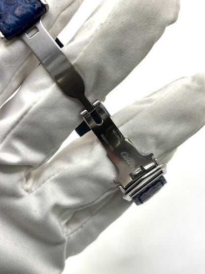 Montre Cartier Tank Must référence 2416 en argent avec cadran blanc à chiffres arabes et mouvement quartz. Ce modèle iconique présente un boîtier rectangulaire de 22 x 30 mm, une lunette en argent et un bracelet en cuir bleu avec boucle ardillon en acier. Cartier Tank Must d'occasion en très bon état, avec de légères traces d'usure. Montre homme ou unisexe élégante et intemporelle, idéale pour les amateurs d'horlogerie et de montres de luxe vintage.
