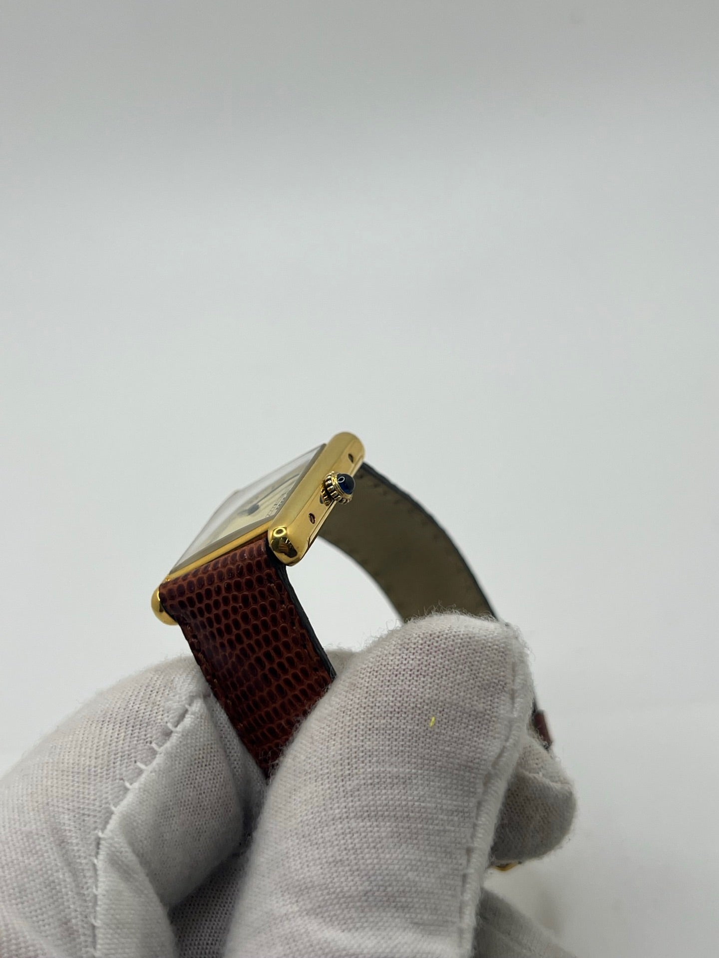 Montre Cartier Tank Must Vermeil, boîtier argent 31 x 23 mm, mouvement à remontage manuel Cartier 78-1 avec réserve de marche de 44 h et 17 pierres. Cadran blanc à chiffres romains, verre minéral. Bracelet en cuir de lézard brun avec boucle en argent. État d’occasion très bon avec légères rayures, alliant élégance intemporelle et design iconique pour homme ou unisexe.