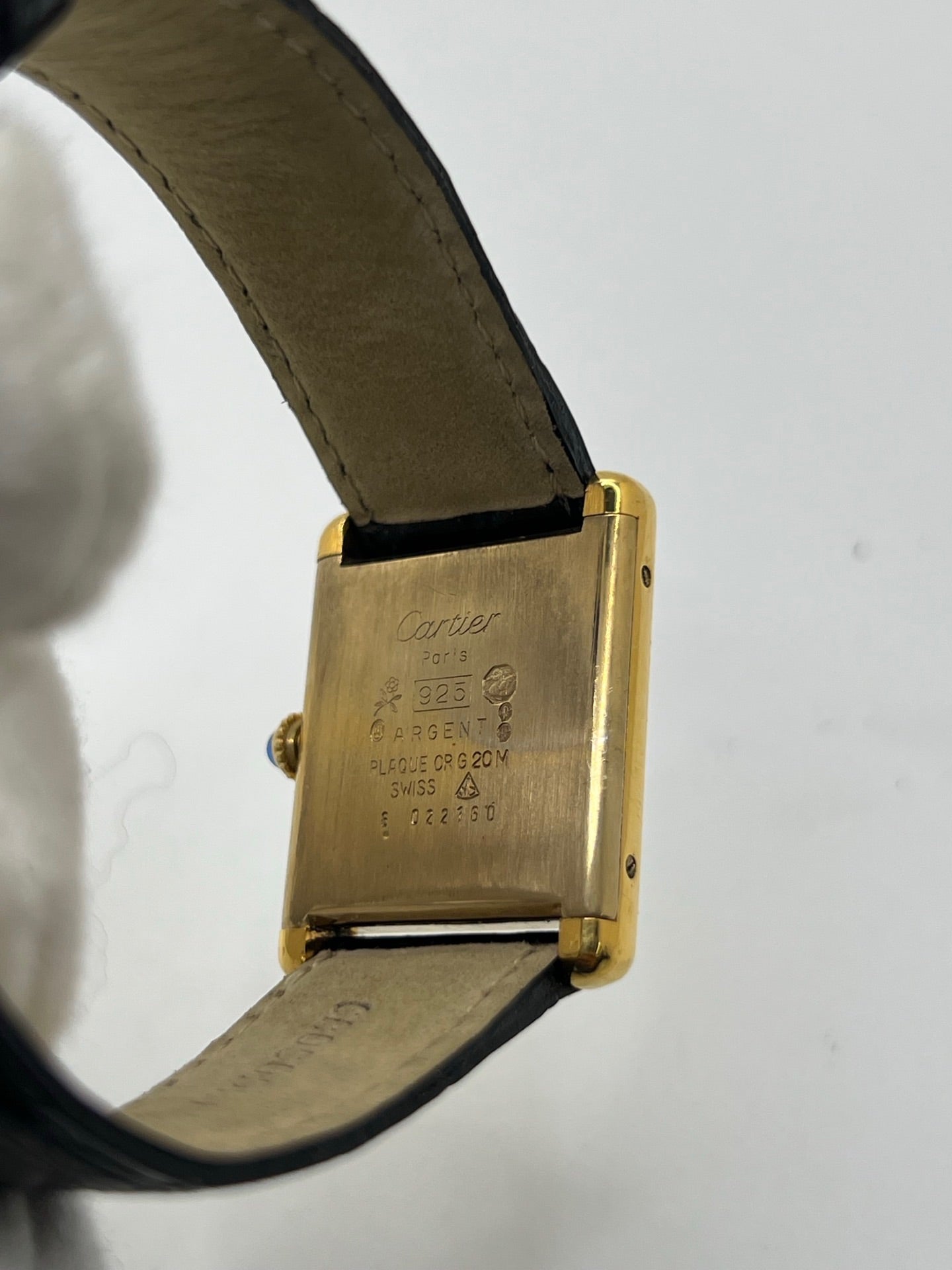 Montre Cartier Tank Vermeil mécanique vintage en argent plaqué or, dotée d’un mouvement à remontage manuel. Ce modèle emblématique présente un cadran champagne à chiffres romains, un boîtier rectangulaire de 23 x 30 mm et un bracelet en cuir de crocodile noir avec boucle ardillon en acier. Élégante et intemporelle, cette montre Cartier Must Tank d’occasion en très bon état séduit les amateurs d’horlogerie classique et de montres de luxe vintage.
