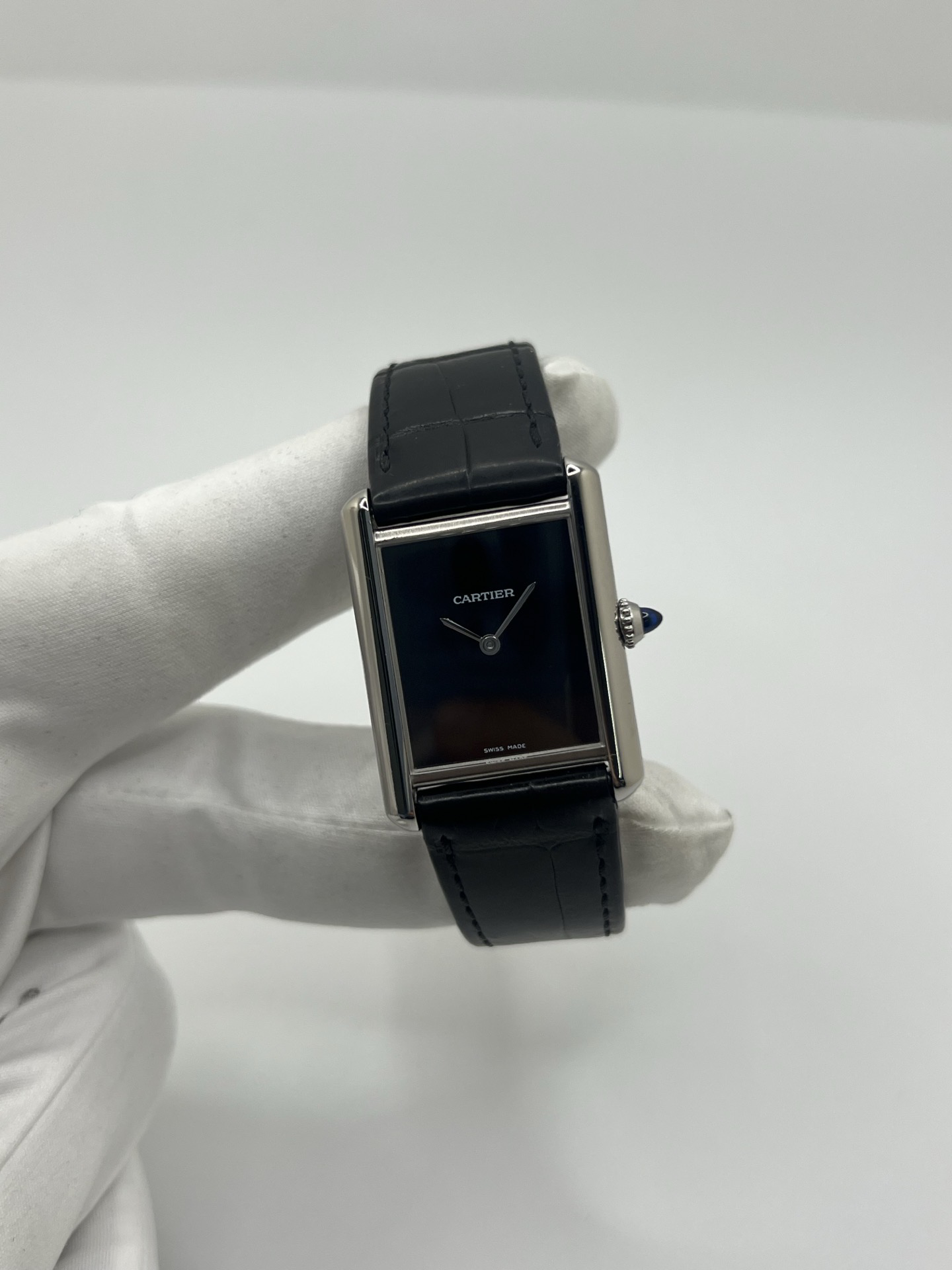 Élégante, graphique et profondément intemporelle, la Cartier Tank Must est l’une des montres les plus emblématiques de l’histoire de l’horlogerie. Inspirée du design originel de la Tank créée en 1917, elle incarne l’essence même du style Cartier : lignes pures, équilibre parfait et sophistication discrète.