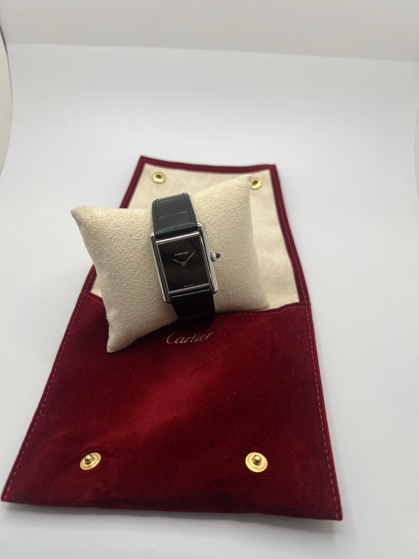 Élégante, graphique et profondément intemporelle, la Cartier Tank Must est l’une des montres les plus emblématiques de l’histoire de l’horlogerie. Inspirée du design originel de la Tank créée en 1917, elle incarne l’essence même du style Cartier : lignes pures, équilibre parfait et sophistication discrète.