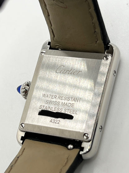 Montre Cartier Tank Must PM WSTA0042 pour femme, modèle élégant de la collection Tank datant de 2021. Cette montre de luxe se distingue par son boîtier rectangulaire en acier de 22 x 29 mm, son cadran argenté, son verre saphir et son bracelet en cuir noir. Équipée d’un mouvement à quartz, la Cartier Tank Must PM allie sobriété et élégance intemporelle. Proposée d’occasion en très bon état, elle est vendue avec son coffret d’origine et a bénéficié d’une révision interne le 19 octobre 2026.