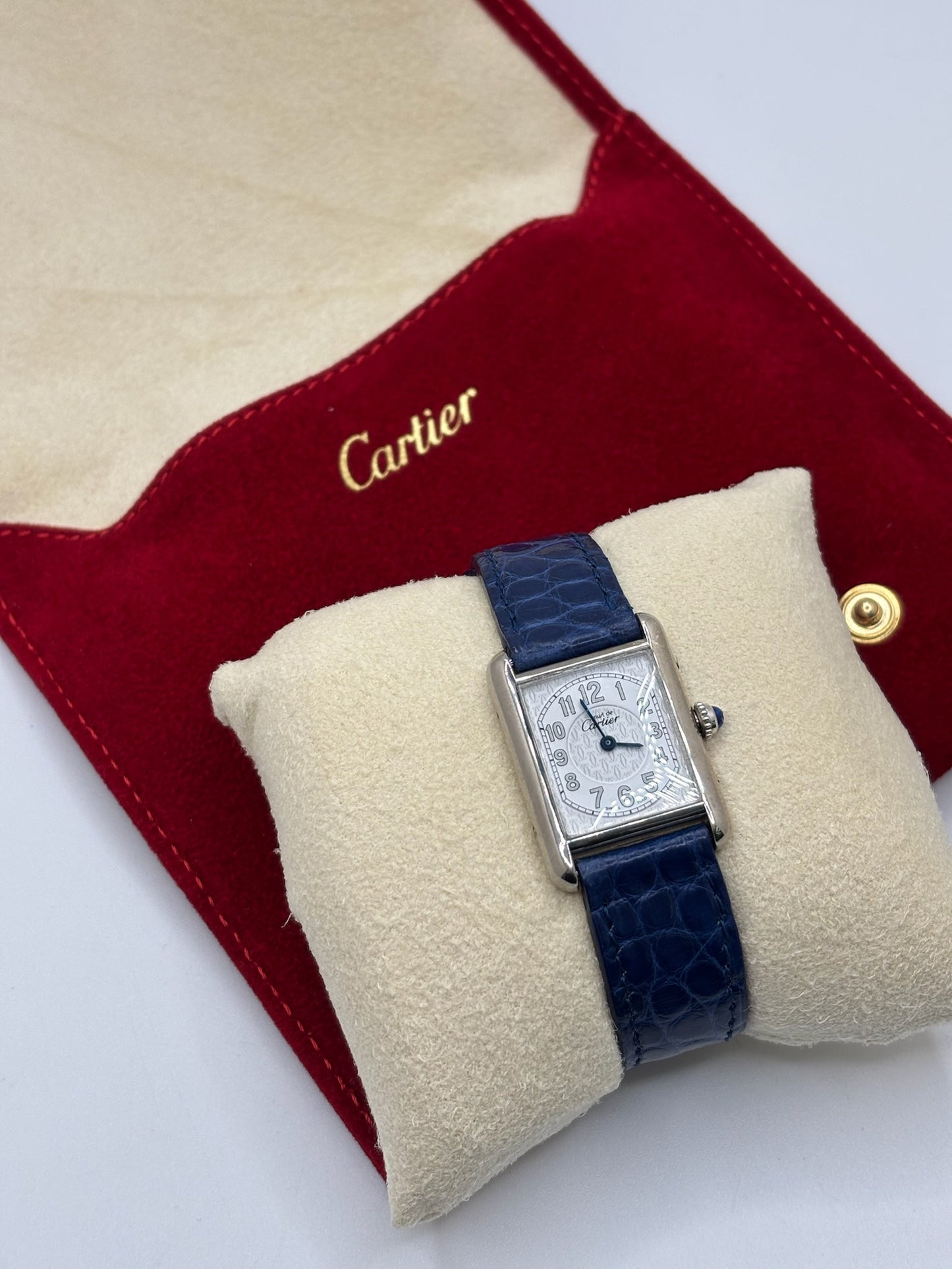 Montre Cartier Tank Must référence 2416 en argent avec cadran blanc à chiffres arabes et mouvement quartz. Ce modèle iconique présente un boîtier rectangulaire de 22 x 30 mm, une lunette en argent et un bracelet en cuir bleu avec boucle ardillon en acier. Cartier Tank Must d'occasion en très bon état, avec de légères traces d'usure. Montre homme ou unisexe élégante et intemporelle, idéale pour les amateurs d'horlogerie et de montres de luxe vintage.
