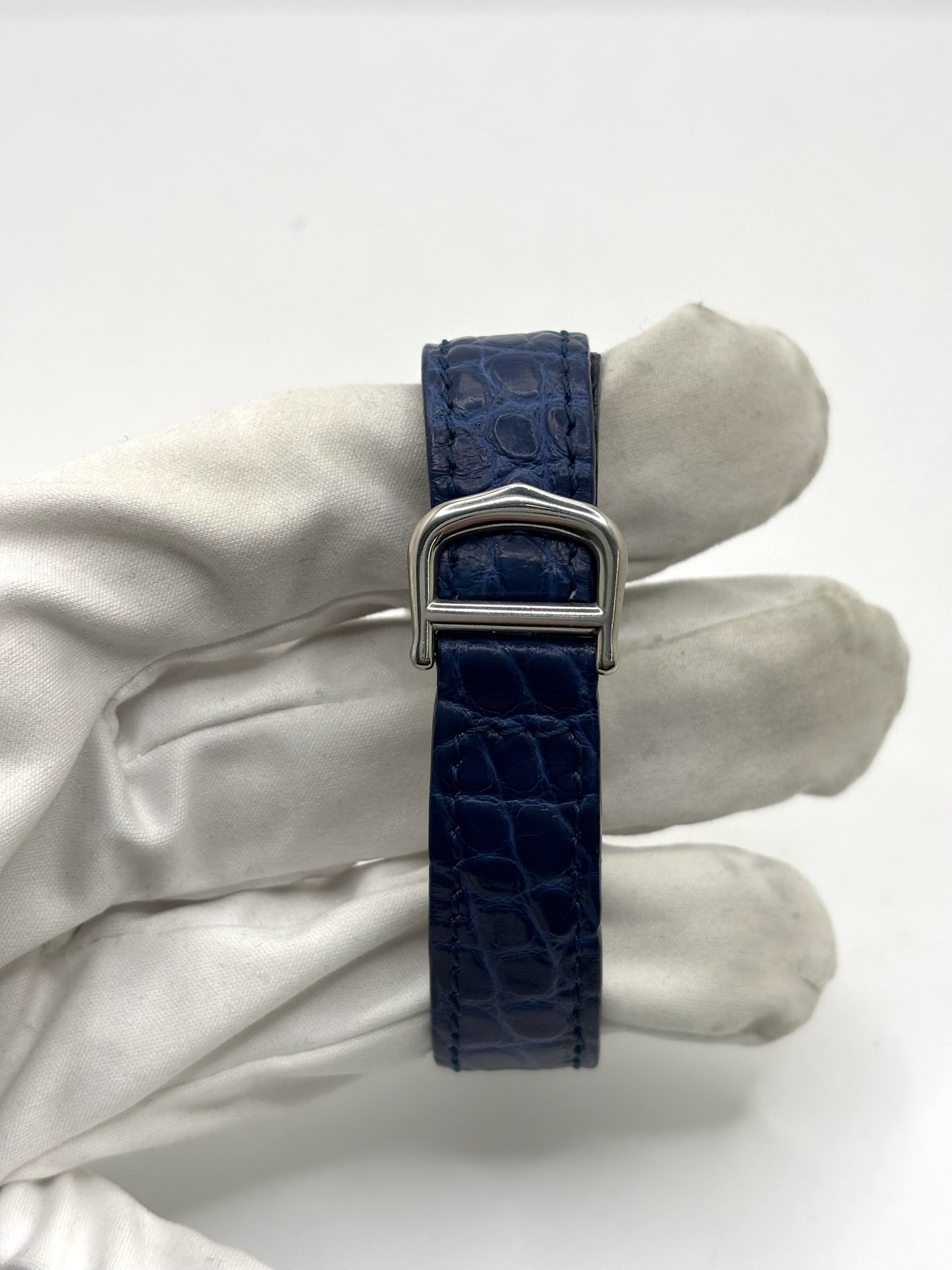 Montre Cartier Tank Must référence 2416 en argent avec cadran blanc à chiffres arabes et mouvement quartz. Ce modèle iconique présente un boîtier rectangulaire de 22 x 30 mm, une lunette en argent et un bracelet en cuir bleu avec boucle ardillon en acier. Cartier Tank Must d'occasion en très bon état, avec de légères traces d'usure. Montre homme ou unisexe élégante et intemporelle, idéale pour les amateurs d'horlogerie et de montres de luxe vintage.
