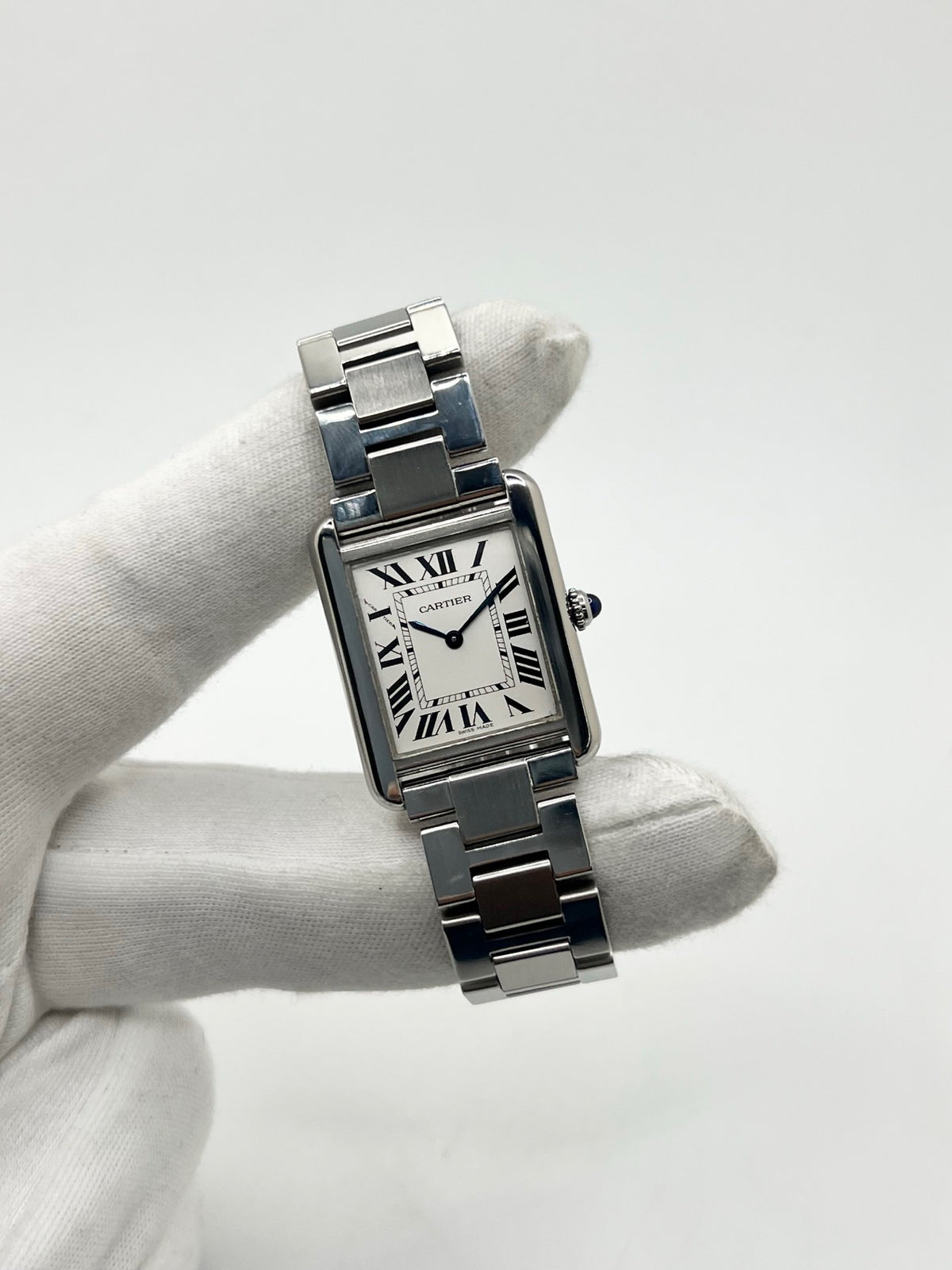 Découvrez la montre Cartier Tank Solo 3170, un modèle emblématique de la maison Cartier, reconnu pour son design rectangulaire élégant et intemporel. Cette montre de luxe allie raffinement, sobriété et savoir-faire horloger. La Cartier Tank Solo séduit par ses lignes épurées et son allure classique, idéale pour sublimer toutes les tenues. Une montre Cartier d’occasion qui incarne l’élégance parisienne et constitue une pièce incontournable pour les amateurs d’horlogerie de luxe et de montres de collection.