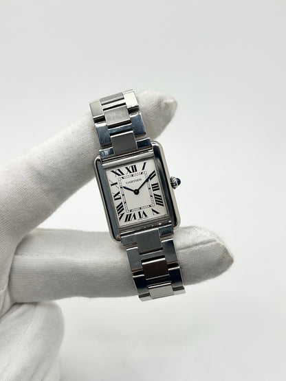 Découvrez la montre Cartier Tank Solo 3170, un modèle emblématique de la maison Cartier, reconnu pour son design rectangulaire élégant et intemporel. Cette montre de luxe allie raffinement, sobriété et savoir-faire horloger. La Cartier Tank Solo séduit par ses lignes épurées et son allure classique, idéale pour sublimer toutes les tenues. Une montre Cartier d’occasion qui incarne l’élégance parisienne et constitue une pièce incontournable pour les amateurs d’horlogerie de luxe et de montres de collection.