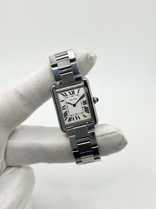Découvrez la montre Cartier Tank Solo 3170, un modèle emblématique de la maison Cartier, reconnu pour son design rectangulaire élégant et intemporel. Cette montre de luxe allie raffinement, sobriété et savoir-faire horloger. La Cartier Tank Solo séduit par ses lignes épurées et son allure classique, idéale pour sublimer toutes les tenues. Une montre Cartier d’occasion qui incarne l’élégance parisienne et constitue une pièce incontournable pour les amateurs d’horlogerie de luxe et de montres de collection.