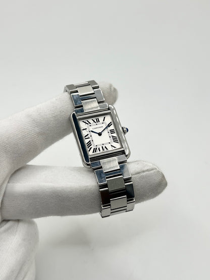 Découvrez la montre Cartier Tank Solo 3170, un modèle emblématique de la maison Cartier, reconnu pour son design rectangulaire élégant et intemporel. Cette montre de luxe allie raffinement, sobriété et savoir-faire horloger. La Cartier Tank Solo séduit par ses lignes épurées et son allure classique, idéale pour sublimer toutes les tenues. Une montre Cartier d’occasion qui incarne l’élégance parisienne et constitue une pièce incontournable pour les amateurs d’horlogerie de luxe et de montres de collection.