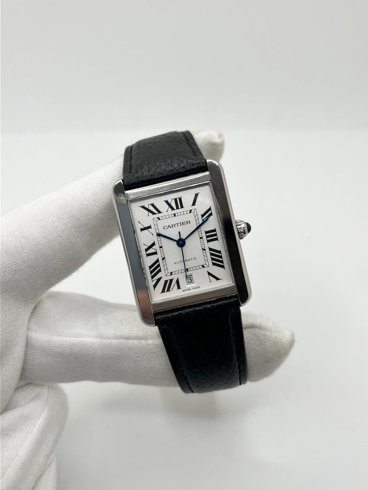 Montre Cartier Tank Solo XL 3515 en acier, équipée d’un mouvement automatique calibre 049 offrant une réserve de marche de 42 heures. Son boîtier de 31 × 41 mm accueille un cadran argent protégé par un verre saphir. Cette Cartier Tank Solo XL dispose d’un affichage de la date et d’un bracelet noir en cuir de vache avec boucle déployante en acier. Modèle de 2021, étanche à 3 ATM et livré avec son coffret et ses papiers d’origine, en très bon état.