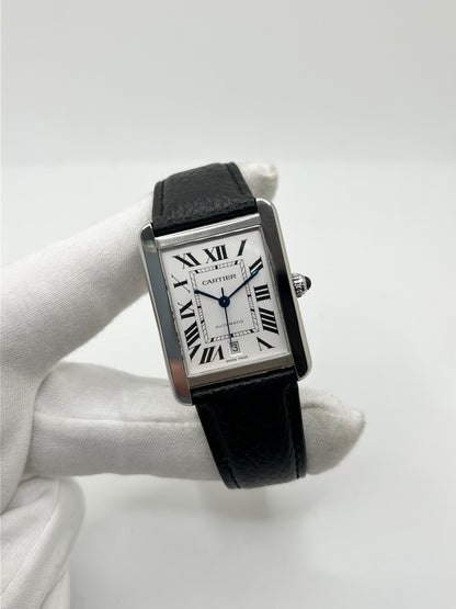 Montre Cartier Tank Solo XL 3515 en acier, équipée d’un mouvement automatique calibre 049 offrant une réserve de marche de 42 heures. Son boîtier de 31 × 41 mm accueille un cadran argent protégé par un verre saphir. Cette Cartier Tank Solo XL dispose d’un affichage de la date et d’un bracelet noir en cuir de vache avec boucle déployante en acier. Modèle de 2021, étanche à 3 ATM et livré avec son coffret et ses papiers d’origine, en très bon état.