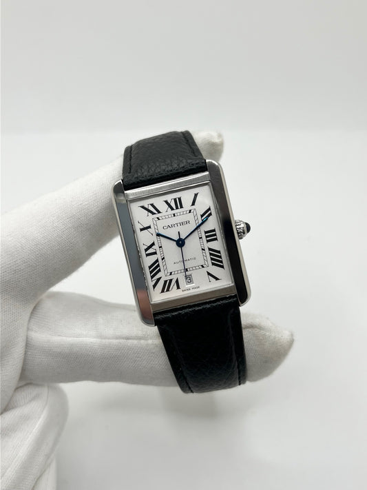 Montre Cartier Tank Solo XL 3515 en acier, équipée d’un mouvement automatique calibre 049 offrant une réserve de marche de 42 heures. Son boîtier de 31 × 41 mm accueille un cadran argent protégé par un verre saphir. Cette Cartier Tank Solo XL dispose d’un affichage de la date et d’un bracelet noir en cuir de vache avec boucle déployante en acier. Modèle de 2021, étanche à 3 ATM et livré avec son coffret et ses papiers d’origine, en très bon état.