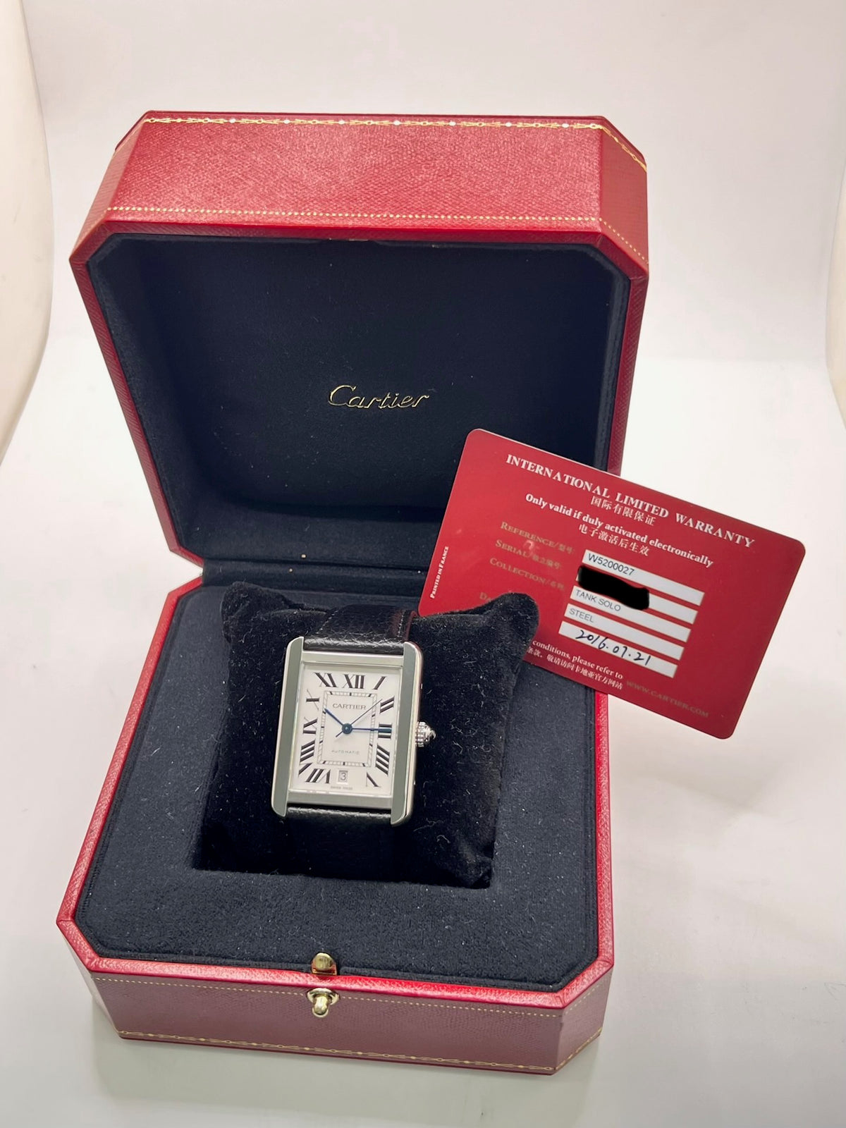 Montre Cartier Tank Solo XL 3515 en acier, équipée d’un mouvement automatique calibre 049 offrant une réserve de marche de 42 heures. Son boîtier de 31 × 41 mm accueille un cadran argent protégé par un verre saphir. Cette Cartier Tank Solo XL dispose d’un affichage de la date et d’un bracelet noir en cuir de vache avec boucle déployante en acier. Modèle de 2021, étanche à 3 ATM et livré avec son coffret et ses papiers d’origine, en très bon état.