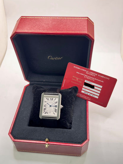 Montre Cartier Tank Solo XL 3515 en acier, équipée d’un mouvement automatique calibre 049 offrant une réserve de marche de 42 heures. Son boîtier de 31 × 41 mm accueille un cadran argent protégé par un verre saphir. Cette Cartier Tank Solo XL dispose d’un affichage de la date et d’un bracelet noir en cuir de vache avec boucle déployante en acier. Modèle de 2021, étanche à 3 ATM et livré avec son coffret et ses papiers d’origine, en très bon état.
