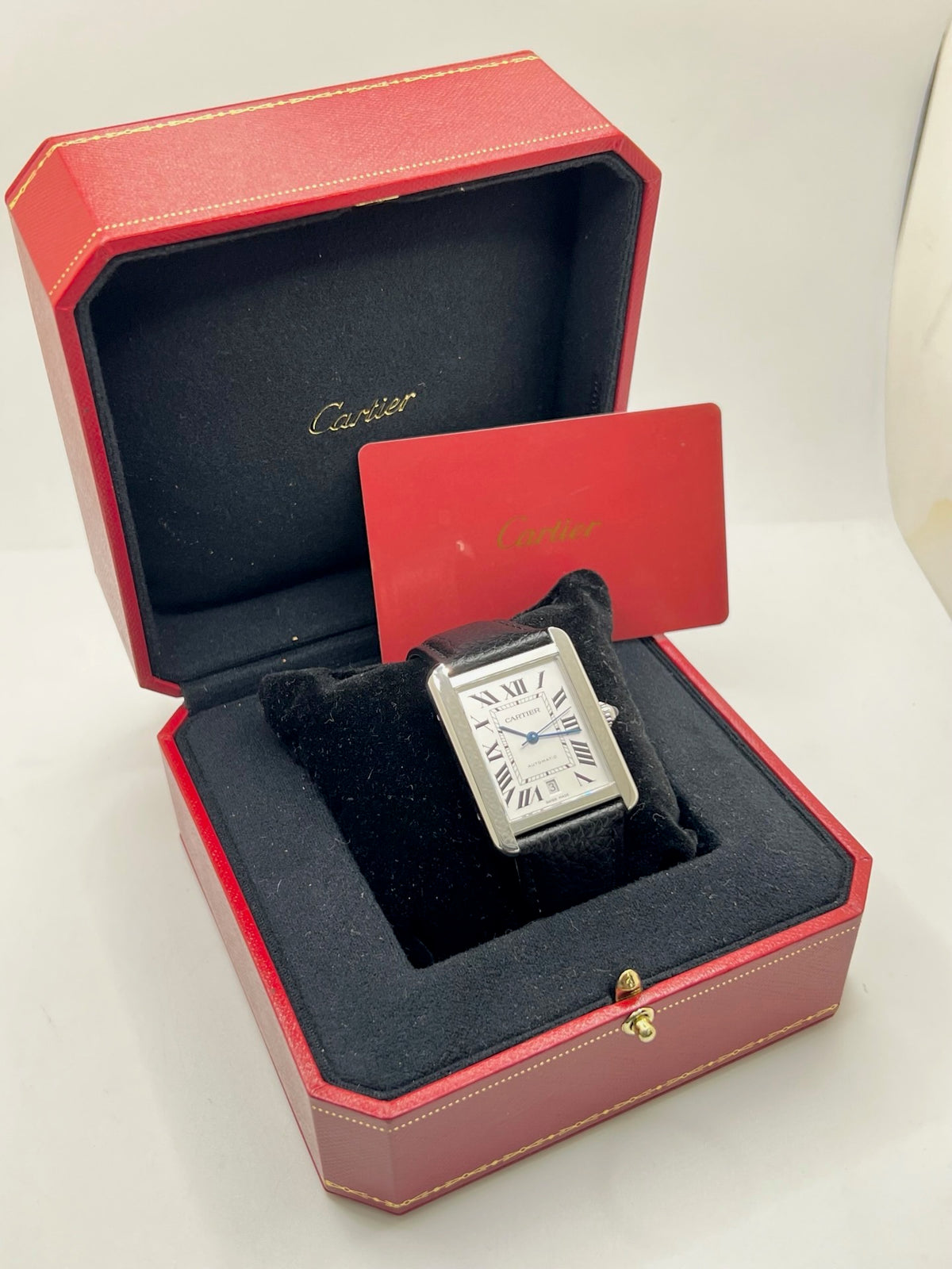 Montre Cartier Tank Solo XL 3515 en acier, équipée d’un mouvement automatique calibre 049 offrant une réserve de marche de 42 heures. Son boîtier de 31 × 41 mm accueille un cadran argent protégé par un verre saphir. Cette Cartier Tank Solo XL dispose d’un affichage de la date et d’un bracelet noir en cuir de vache avec boucle déployante en acier. Modèle de 2021, étanche à 3 ATM et livré avec son coffret et ses papiers d’origine, en très bon état.