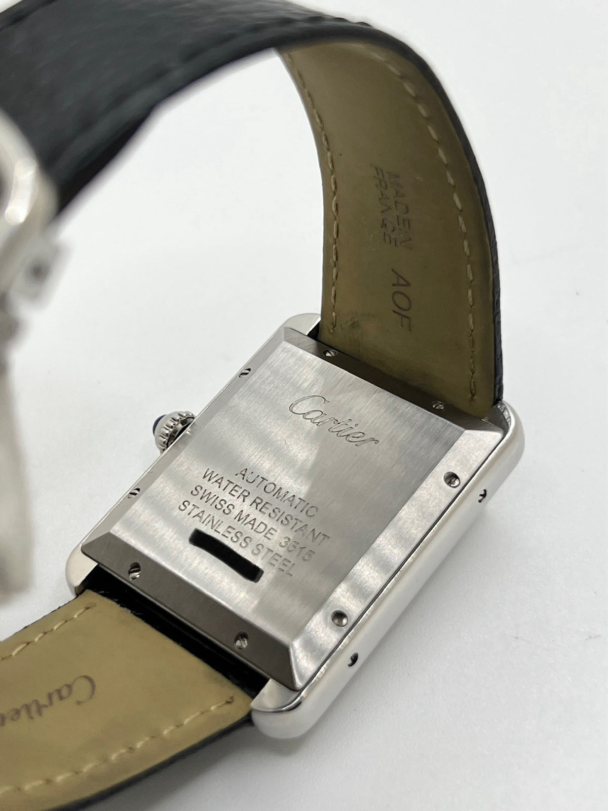 Montre Cartier Tank Solo XL 3515 en acier, équipée d’un mouvement automatique calibre 049 offrant une réserve de marche de 42 heures. Son boîtier de 31 × 41 mm accueille un cadran argent protégé par un verre saphir. Cette Cartier Tank Solo XL dispose d’un affichage de la date et d’un bracelet noir en cuir de vache avec boucle déployante en acier. Modèle de 2021, étanche à 3 ATM et livré avec son coffret et ses papiers d’origine, en très bon état.