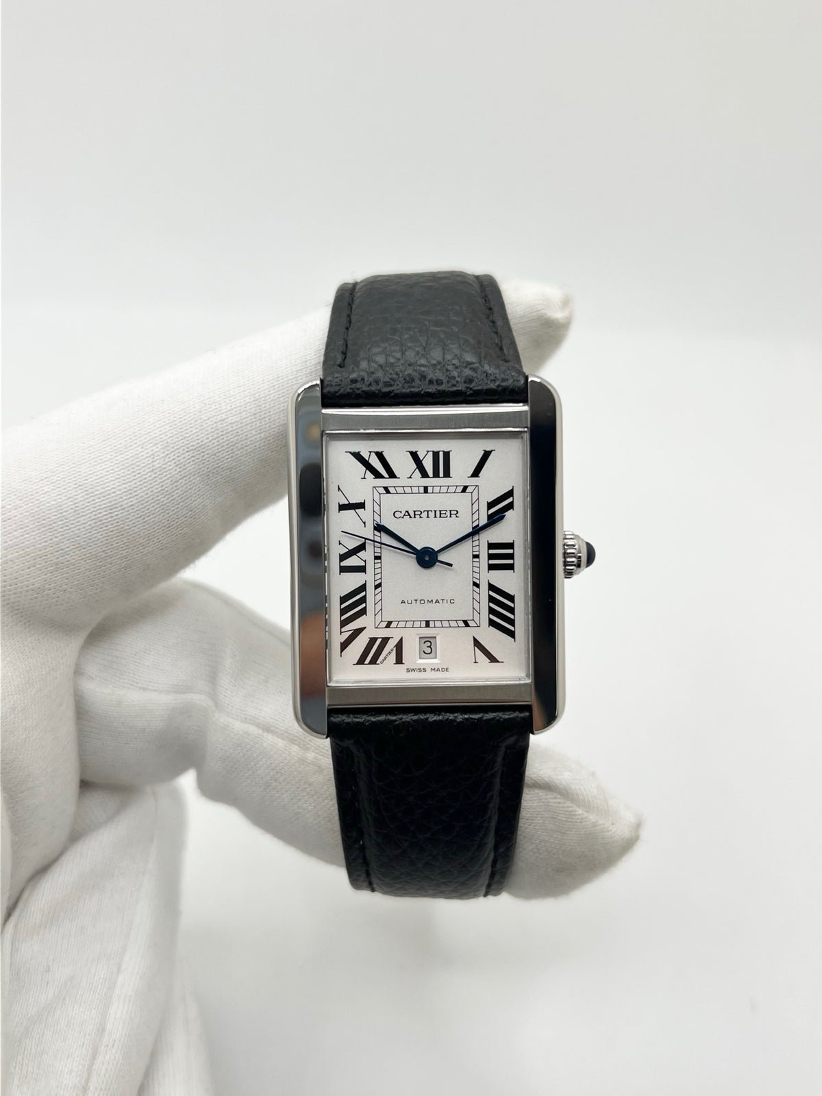 Montre Cartier Tank Solo XL 3515 en acier, équipée d’un mouvement automatique calibre 049 offrant une réserve de marche de 42 heures. Son boîtier de 31 × 41 mm accueille un cadran argent protégé par un verre saphir. Cette Cartier Tank Solo XL dispose d’un affichage de la date et d’un bracelet noir en cuir de vache avec boucle déployante en acier. Modèle de 2021, étanche à 3 ATM et livré avec son coffret et ses papiers d’origine, en très bon état.