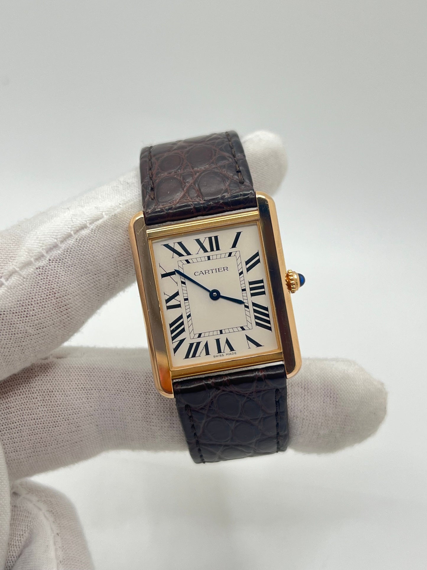 Découvrez la montre Cartier Tank Solo en or jaune 18K, symbole d’élégance intemporelle et de raffinement. Ce modèle emblématique allie design classique et luxe discret, idéal pour les amateurs de haute horlogerie. Parfaite pour sublimer un poignet avec distinction, la Tank Solo incarne le savoir-faire horloger de la maison Cartier.