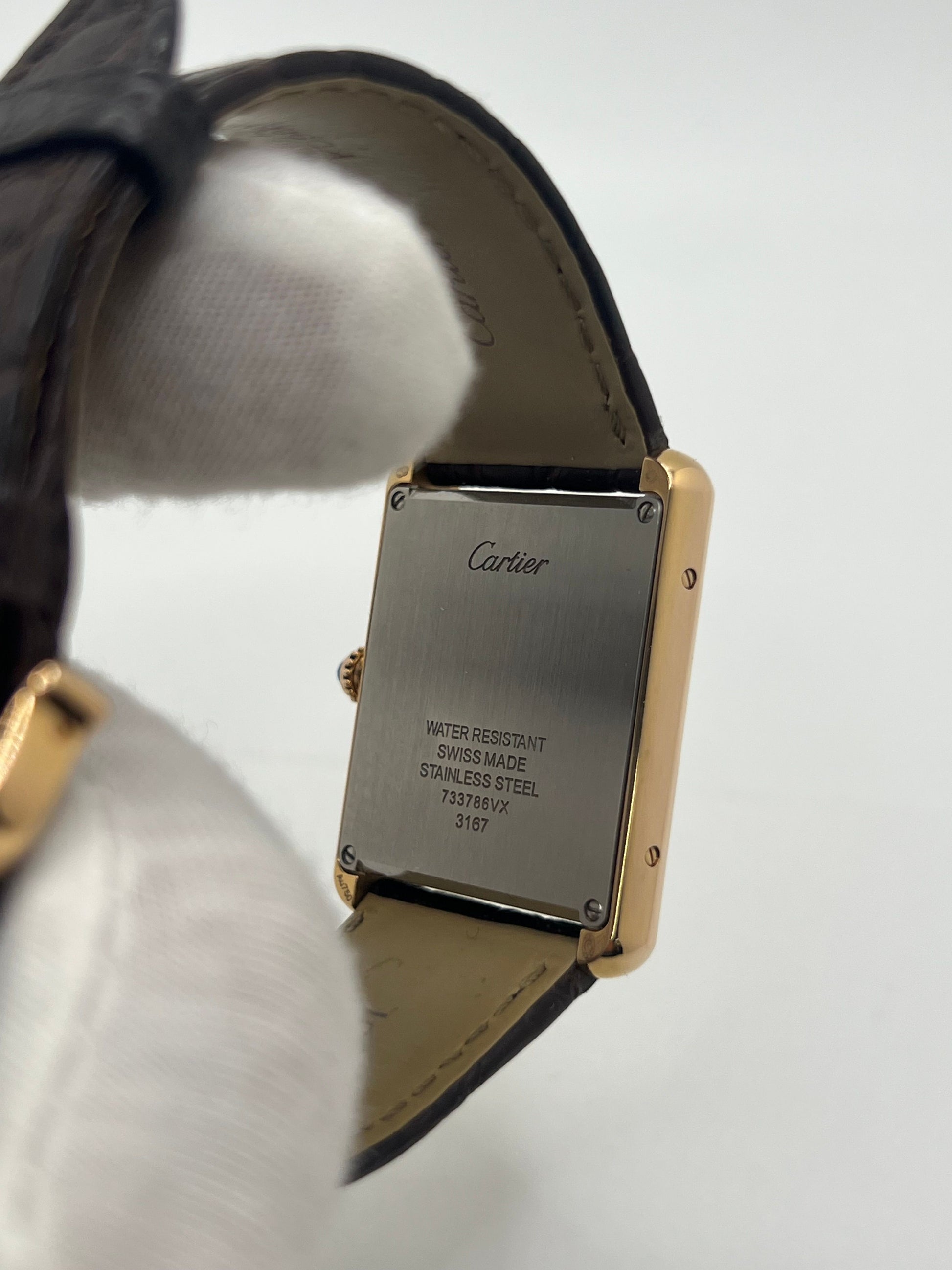 Découvrez la montre Cartier Tank Solo en or jaune 18K, symbole d’élégance intemporelle et de raffinement. Ce modèle emblématique allie design classique et luxe discret, idéal pour les amateurs de haute horlogerie. Parfaite pour sublimer un poignet avec distinction, la Tank Solo incarne le savoir-faire horloger de la maison Cartier.