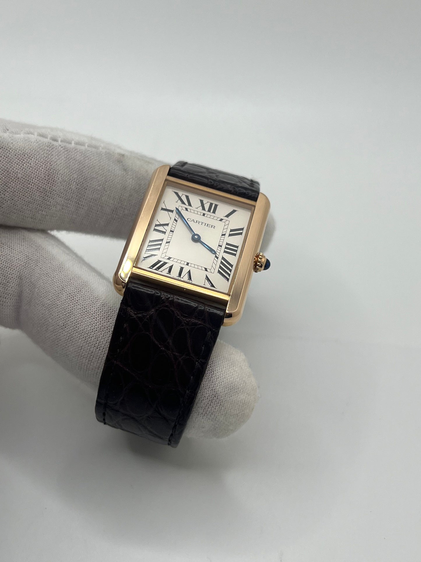 Découvrez la montre Cartier Tank Solo en or jaune 18K, symbole d’élégance intemporelle et de raffinement. Ce modèle emblématique allie design classique et luxe discret, idéal pour les amateurs de haute horlogerie. Parfaite pour sublimer un poignet avec distinction, la Tank Solo incarne le savoir-faire horloger de la maison Cartier.