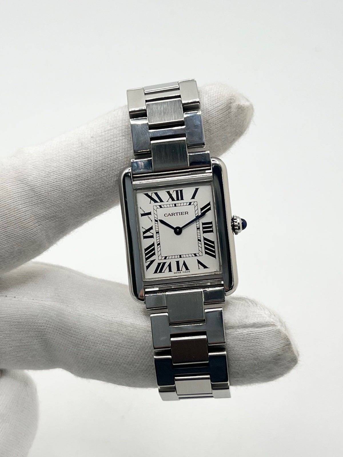 Découvrez la montre Cartier Tank Solo 3170, un modèle emblématique de la maison Cartier, reconnu pour son design rectangulaire élégant et intemporel. Cette montre de luxe allie raffinement, sobriété et savoir-faire horloger. La Cartier Tank Solo séduit par ses lignes épurées et son allure classique, idéale pour sublimer toutes les tenues. Une montre Cartier d’occasion qui incarne l’élégance parisienne et constitue une pièce incontournable pour les amateurs d’horlogerie de luxe et de montres de collection.