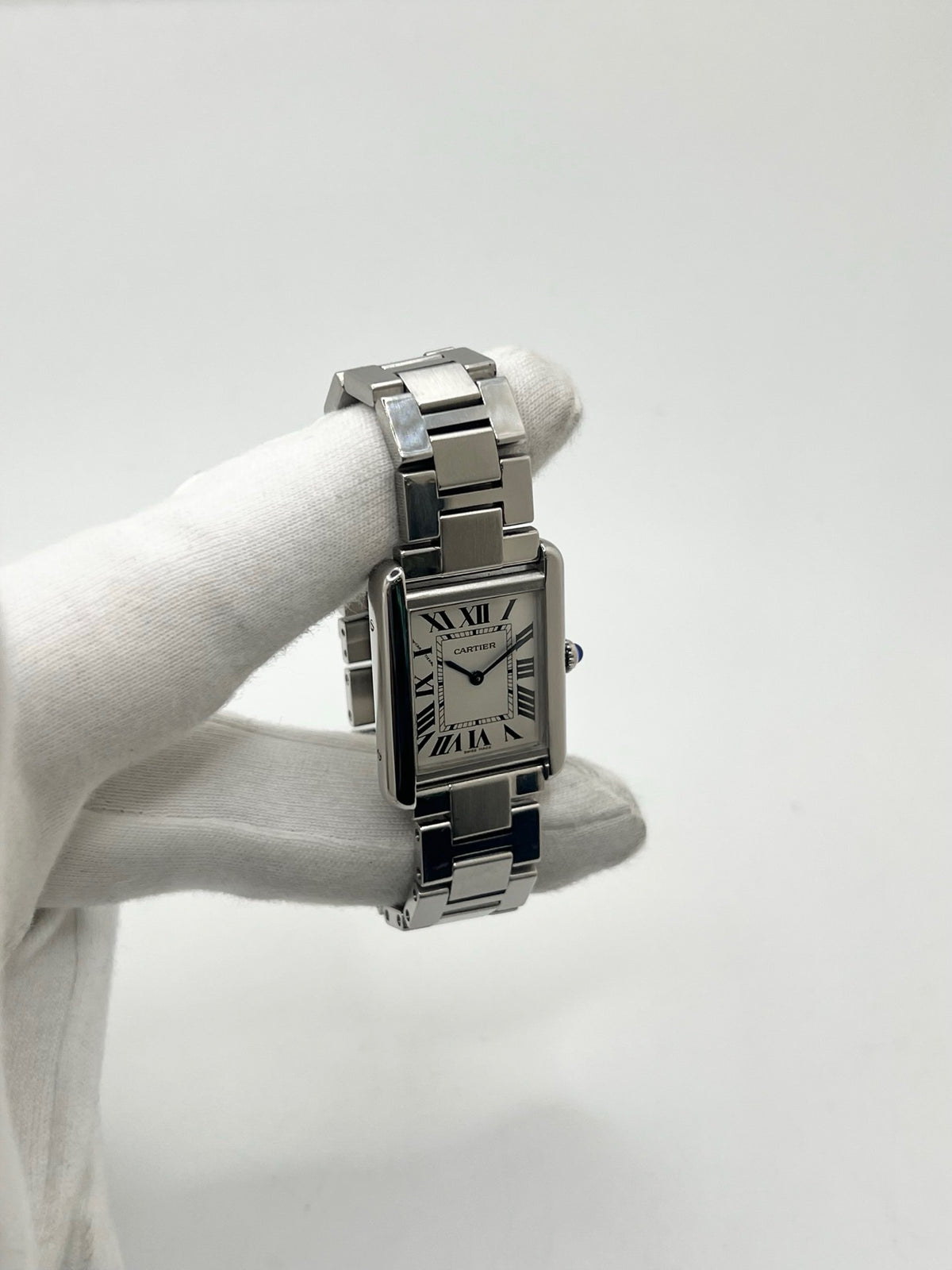 Découvrez la montre Cartier Tank Solo 3170, un modèle emblématique de la maison Cartier, reconnu pour son design rectangulaire élégant et intemporel. Cette montre de luxe allie raffinement, sobriété et savoir-faire horloger. La Cartier Tank Solo séduit par ses lignes épurées et son allure classique, idéale pour sublimer toutes les tenues. Une montre Cartier d’occasion qui incarne l’élégance parisienne et constitue une pièce incontournable pour les amateurs d’horlogerie de luxe et de montres de collection.
