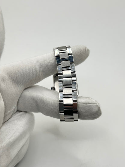 Découvrez la montre Cartier Tank Solo 3170, un modèle emblématique de la maison Cartier, reconnu pour son design rectangulaire élégant et intemporel. Cette montre de luxe allie raffinement, sobriété et savoir-faire horloger. La Cartier Tank Solo séduit par ses lignes épurées et son allure classique, idéale pour sublimer toutes les tenues. Une montre Cartier d’occasion qui incarne l’élégance parisienne et constitue une pièce incontournable pour les amateurs d’horlogerie de luxe et de montres de collection.