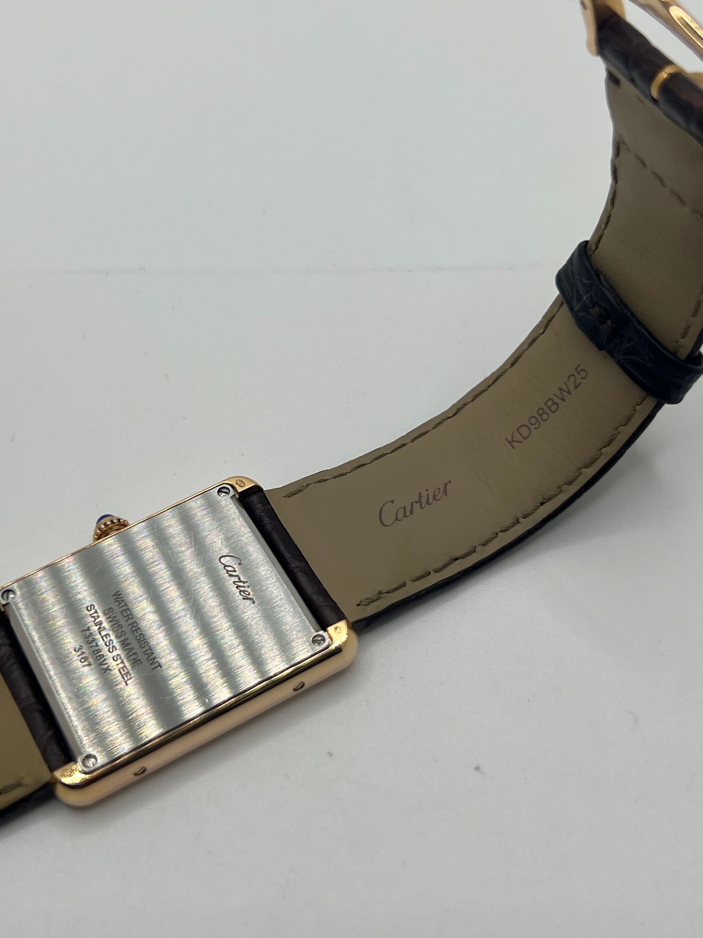 Découvrez la montre Cartier Tank Solo en or jaune 18K, symbole d’élégance intemporelle et de raffinement. Ce modèle emblématique allie design classique et luxe discret, idéal pour les amateurs de haute horlogerie. Parfaite pour sublimer un poignet avec distinction, la Tank Solo incarne le savoir-faire horloger de la maison Cartier.