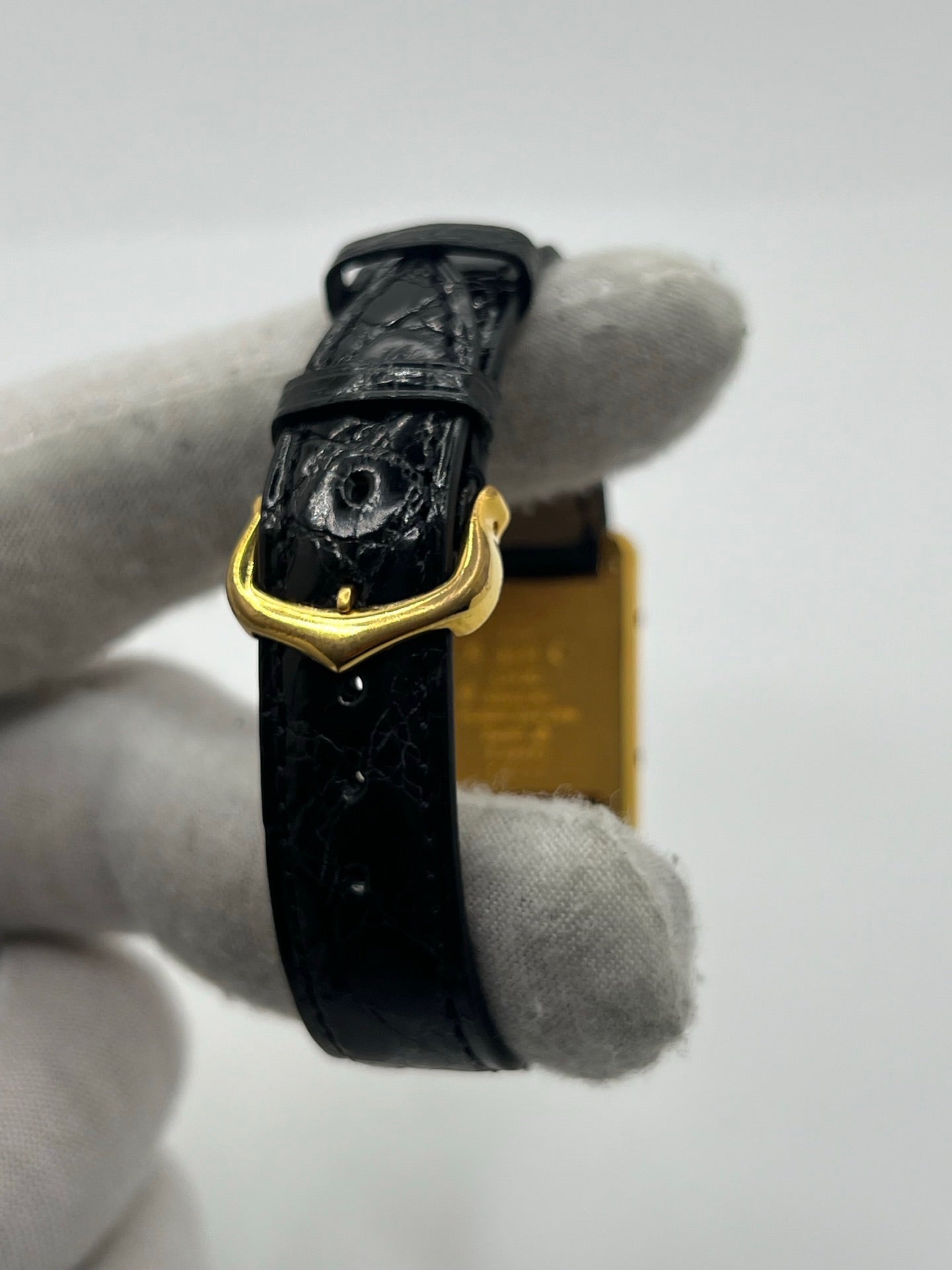 Montre Cartier Tank Vermeil 3 66001 pour femme, équipée d’un mouvement quartz et d’un boîtier en argent de 20 x 27 mm. Ce modèle d’occasion en très bon état présente un cadran or à chiffres romains, un verre minéral et un bracelet en cuir de crocodile noir avec boucle en acier. Élégante et intemporelle, la Cartier Tank Vermeil 3 66001 séduit par son design classique, idéale pour les passionnées de montres de luxe raffinées.