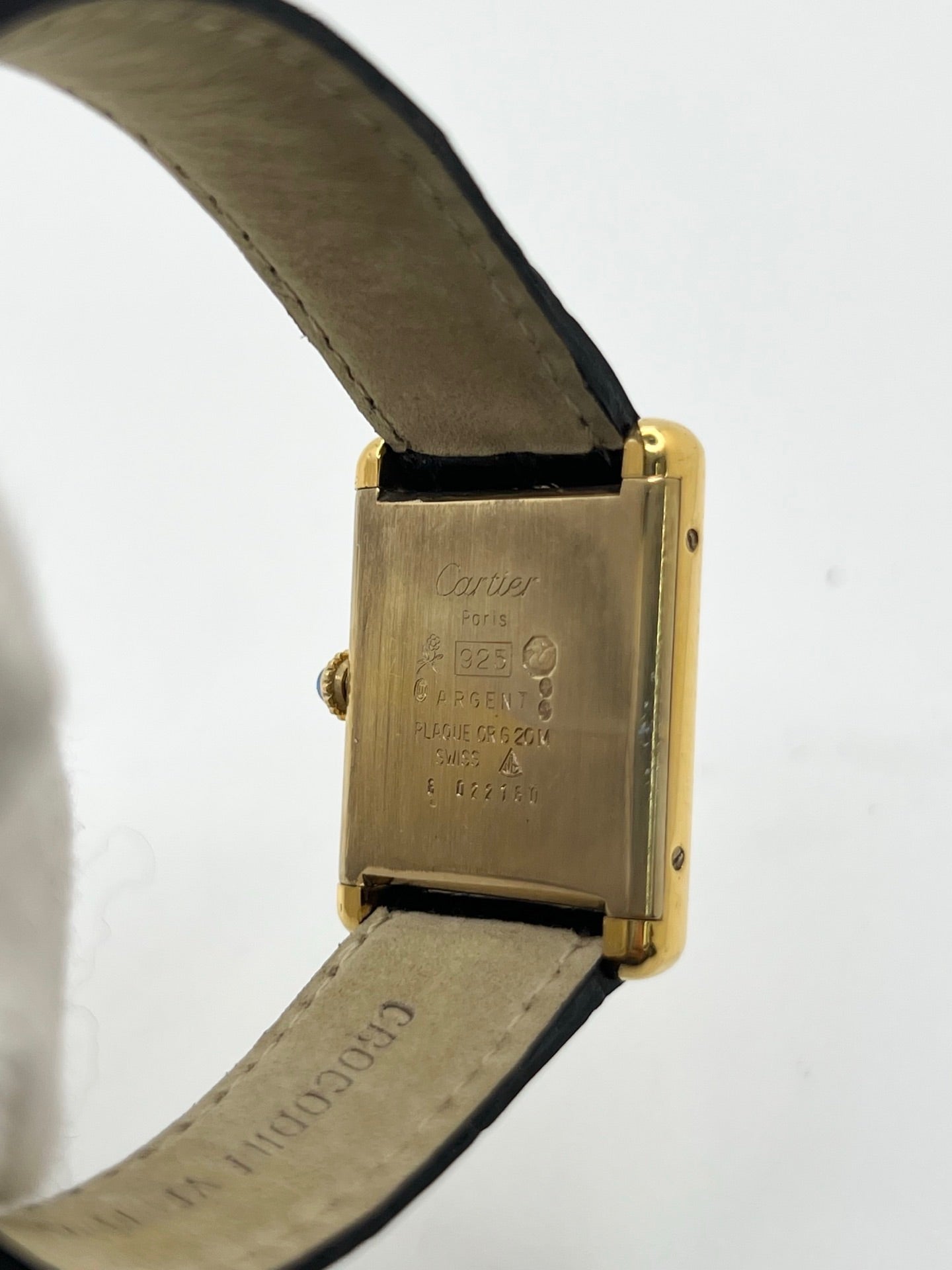 Montre Cartier Tank Vermeil mécanique vintage en argent plaqué or, dotée d’un mouvement à remontage manuel. Ce modèle emblématique présente un cadran champagne à chiffres romains, un boîtier rectangulaire de 23 x 30 mm et un bracelet en cuir de crocodile noir avec boucle ardillon en acier. Élégante et intemporelle, cette montre Cartier Must Tank d’occasion en très bon état séduit les amateurs d’horlogerie classique et de montres de luxe vintage.
