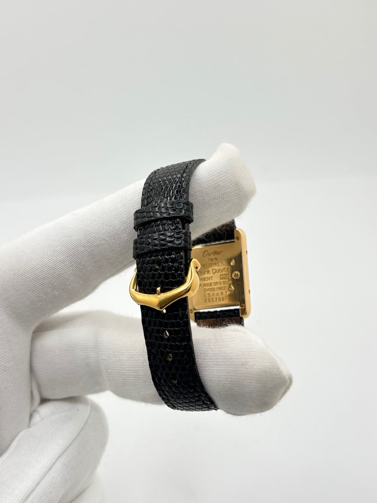 Montre Cartier Tank Vermeil 5057001 en très bon état, équipée d’un mouvement quartz et d’un boîtier en argent de 20 × 28 mm. Son cadran blanc à chiffres romains est protégé par un verre minéral. Cette montre Cartier Tank Vermeil possède un bracelet en cuir de lézard noir avec boucle ardillon en acier. Livrée avec son coffret d’origine, elle séduit par son design élégant et intemporel, emblématique de la collection Tank.