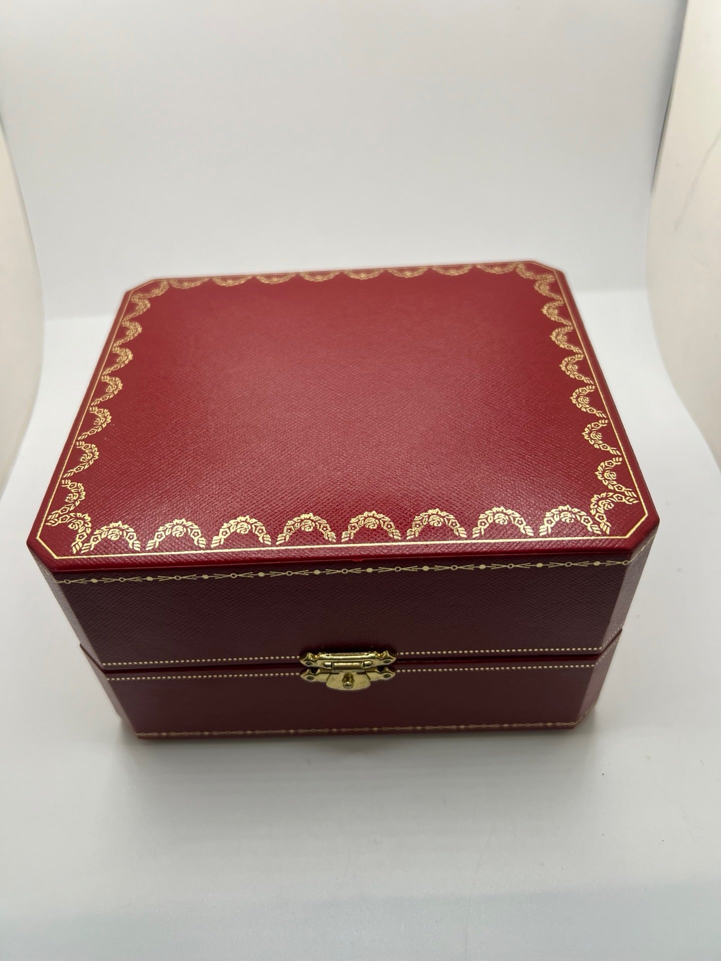 Montre Cartier Tank Vermeil mécanique vintage en argent plaqué or, dotée d’un mouvement à remontage manuel. Ce modèle emblématique présente un cadran champagne à chiffres romains, un boîtier rectangulaire de 23 x 30 mm et un bracelet en cuir de crocodile noir avec boucle ardillon en acier. Élégante et intemporelle, cette montre Cartier Must Tank d’occasion en très bon état séduit les amateurs d’horlogerie classique et de montres de luxe vintage.
