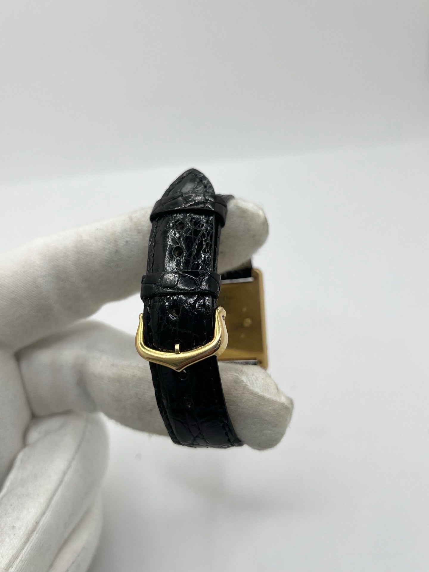 Montre Cartier Tank Vermeil réf. 590005 en argent avec mouvement à quartz, cadran champagne à chiffres romains et verre saphir. Ce modèle emblématique est monté sur un bracelet en cuir de crocodile noir avec boucle ardillon en acier. Son boîtier de 23 × 30 mm offre une élégance intemporelle. Cette montre Cartier Tank Vermeil d'occasion est en très bon état, révisée en interne et livrée avec son coffret d'origine.