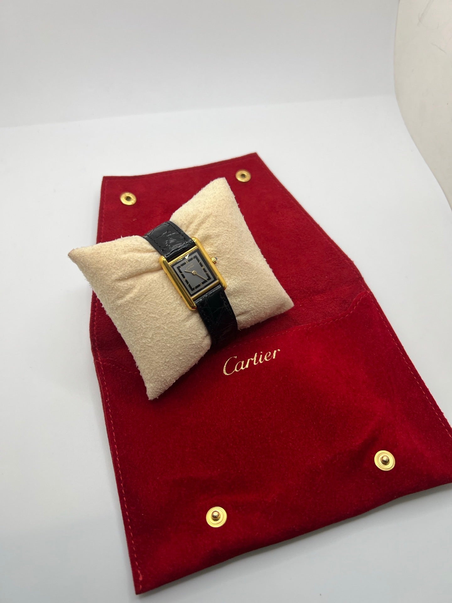 Montre Cartier Tank Vermeil 3 66001 pour femme, équipée d’un mouvement quartz et d’un boîtier en argent de 20 x 27 mm. Ce modèle d’occasion en très bon état présente un cadran or à chiffres romains, un verre minéral et un bracelet en cuir de crocodile noir avec boucle en acier. Élégante et intemporelle, la Cartier Tank Vermeil 3 66001 séduit par son design classique, idéale pour les passionnées de montres de luxe raffinées.