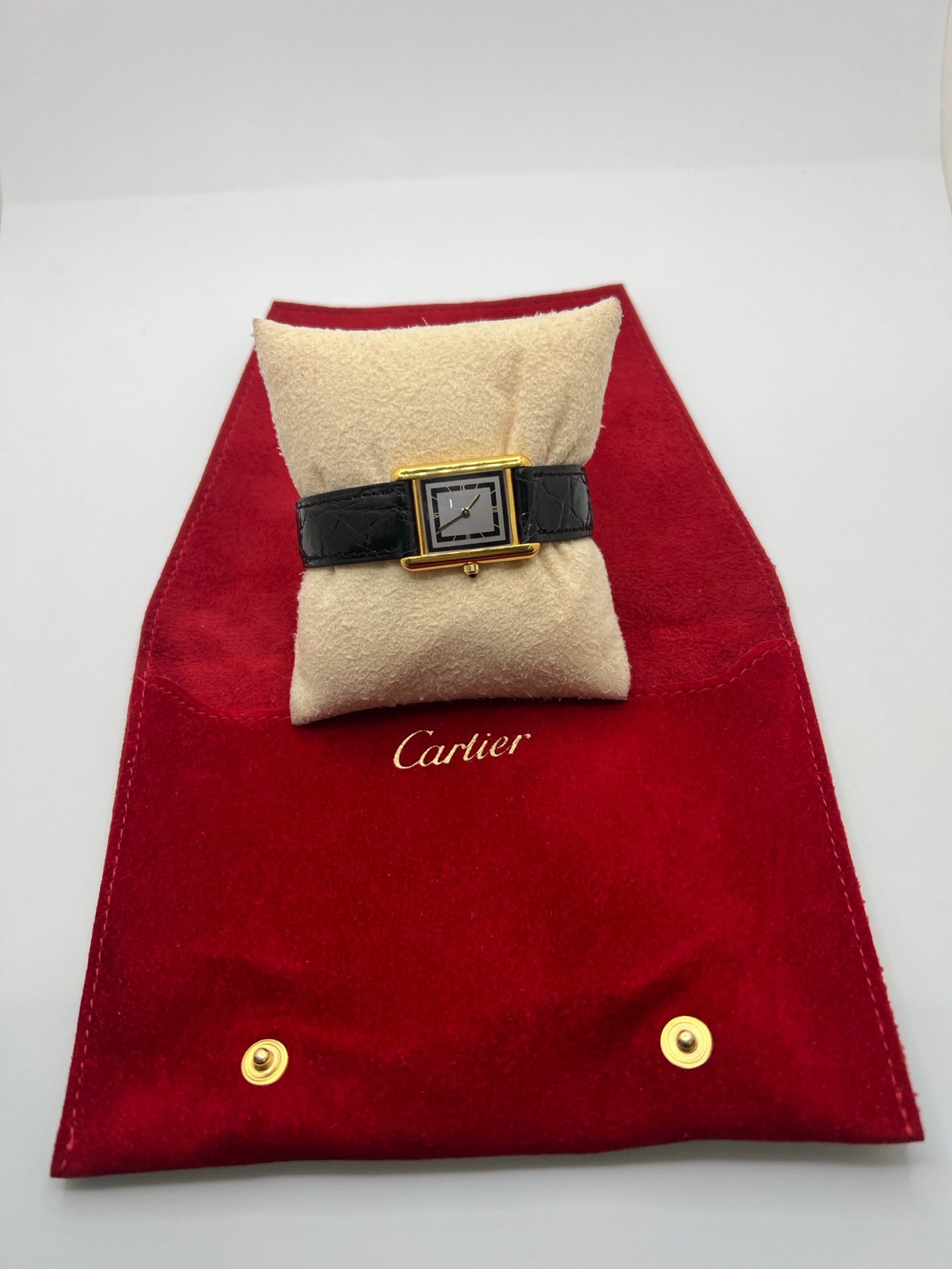 Montre Cartier Tank Vermeil 3 66001 pour femme, équipée d’un mouvement quartz et d’un boîtier en argent de 20 x 27 mm. Ce modèle d’occasion en très bon état présente un cadran or à chiffres romains, un verre minéral et un bracelet en cuir de crocodile noir avec boucle en acier. Élégante et intemporelle, la Cartier Tank Vermeil 3 66001 séduit par son design classique, idéale pour les passionnées de montres de luxe raffinées.