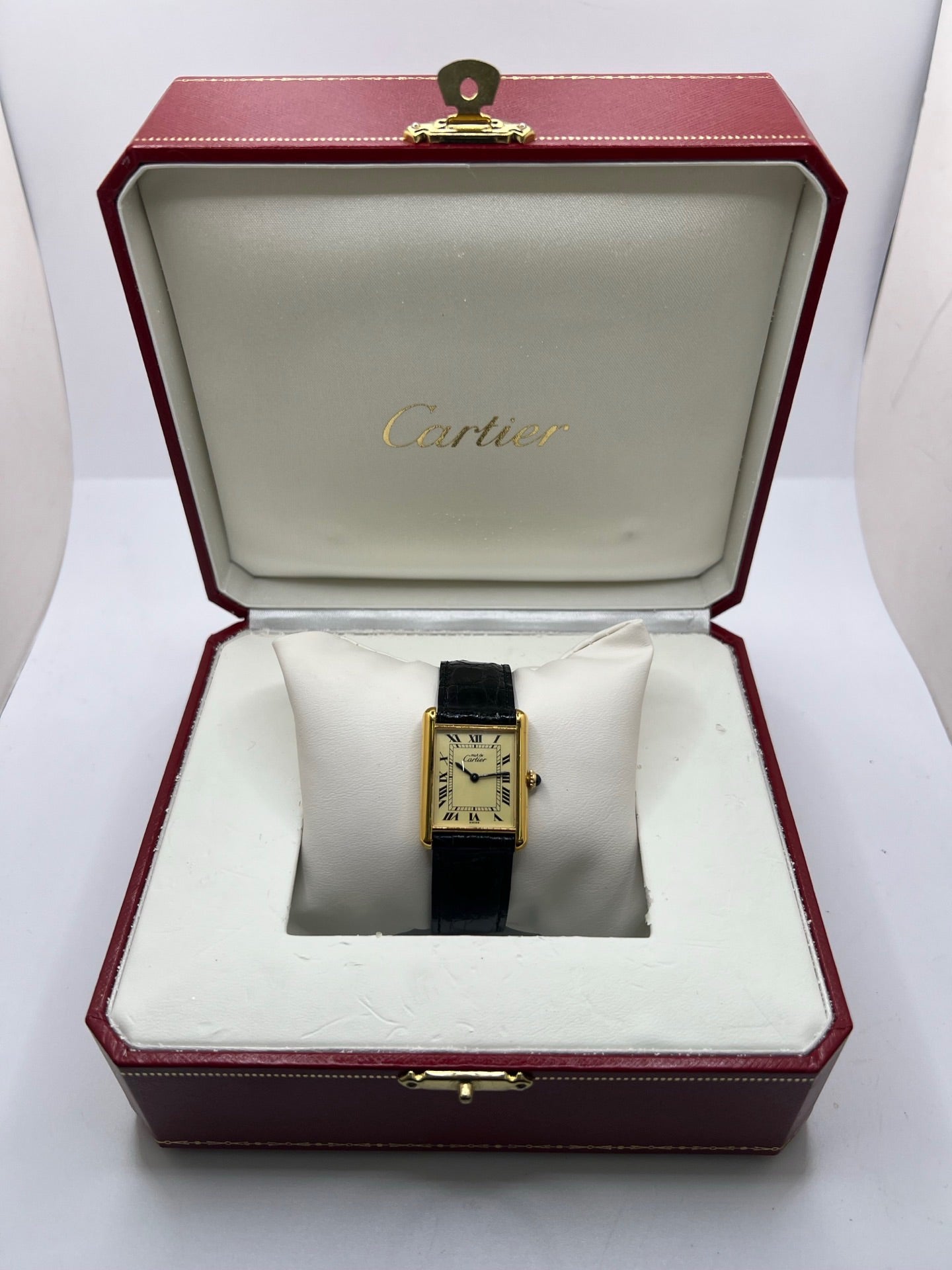 Montre Cartier Tank Vermeil mécanique vintage en argent plaqué or, dotée d’un mouvement à remontage manuel. Ce modèle emblématique présente un cadran champagne à chiffres romains, un boîtier rectangulaire de 23 x 30 mm et un bracelet en cuir de crocodile noir avec boucle ardillon en acier. Élégante et intemporelle, cette montre Cartier Must Tank d’occasion en très bon état séduit les amateurs d’horlogerie classique et de montres de luxe vintage.
