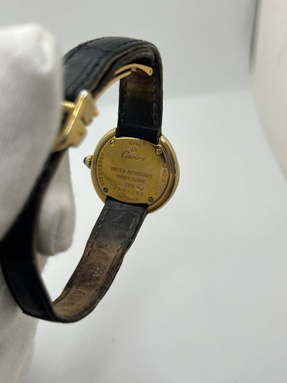 Montre Cartier Trinity référence 2735 pour femme en argent avec boîtier de 27 mm, cadran blanc à chiffres romains et verre saphir. Cette montre Cartier Trinity à mouvement quartz est équipée d’un bracelet en cuir avec boucle déployante en acier. Son design intemporel et élégant en fait une montre de luxe vintage idéale pour les collectionneuses ou pour un usage quotidien. Modèle d’occasion en très bon état, avec de légères traces d’usure, livré avec son coffret d’origine.