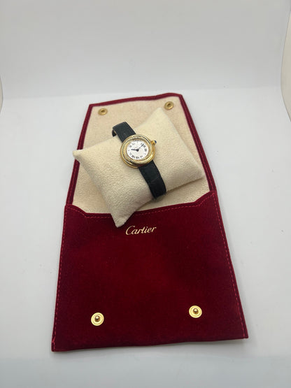 Montre Cartier Trinity référence 2735 pour femme en argent avec boîtier de 27 mm, cadran blanc à chiffres romains et verre saphir. Cette montre Cartier Trinity à mouvement quartz est équipée d’un bracelet en cuir avec boucle déployante en acier. Son design intemporel et élégant en fait une montre de luxe vintage idéale pour les collectionneuses ou pour un usage quotidien. Modèle d’occasion en très bon état, avec de légères traces d’usure, livré avec son coffret d’origine.