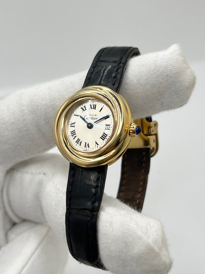 Montre Cartier Trinity référence 2735 pour femme en argent avec boîtier de 27 mm, cadran blanc à chiffres romains et verre saphir. Cette montre Cartier Trinity à mouvement quartz est équipée d’un bracelet en cuir avec boucle déployante en acier. Son design intemporel et élégant en fait une montre de luxe vintage idéale pour les collectionneuses ou pour un usage quotidien. Modèle d’occasion en très bon état, avec de légères traces d’usure, livré avec son coffret d’origine.