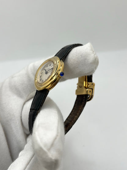Montre Cartier Trinity référence 2735 pour femme en argent avec boîtier de 27 mm, cadran blanc à chiffres romains et verre saphir. Cette montre Cartier Trinity à mouvement quartz est équipée d’un bracelet en cuir avec boucle déployante en acier. Son design intemporel et élégant en fait une montre de luxe vintage idéale pour les collectionneuses ou pour un usage quotidien. Modèle d’occasion en très bon état, avec de légères traces d’usure, livré avec son coffret d’origine.