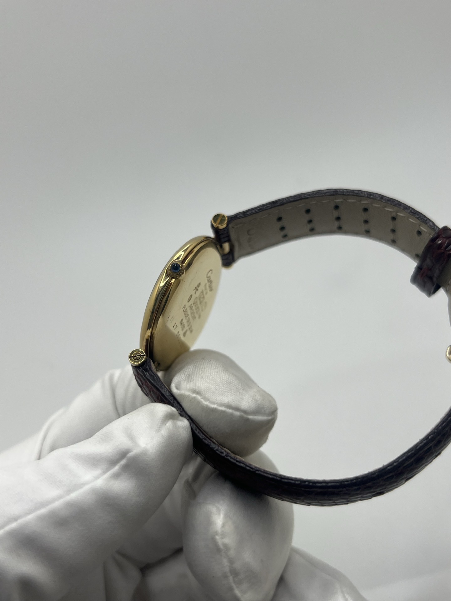 Montre Cartier Must Vendôme Vermeil 30 mm avec cadran bordeaux “burgundy”. Ce modèle vintage emblématique présente un boîtier rond en vermeil (argent plaqué or), un cadran laqué rouge profond signature de la collection Must, des aiguilles dorées élégantes et un design classique intemporel. Montre de luxe suisse recherchée par les collectionneurs, idéale pour les amateurs d’horlogerie vintage et de pièces iconiques au style raffiné.