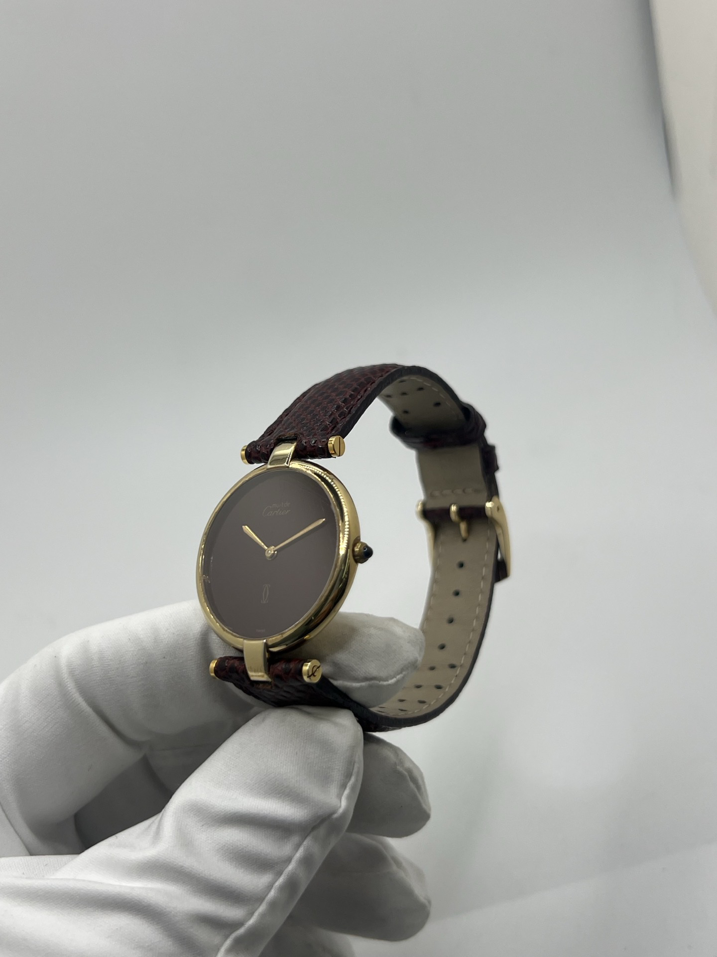 Montre Cartier Must Vendôme Vermeil 30 mm avec cadran bordeaux “burgundy”. Ce modèle vintage emblématique présente un boîtier rond en vermeil (argent plaqué or), un cadran laqué rouge profond signature de la collection Must, des aiguilles dorées élégantes et un design classique intemporel. Montre de luxe suisse recherchée par les collectionneurs, idéale pour les amateurs d’horlogerie vintage et de pièces iconiques au style raffiné.