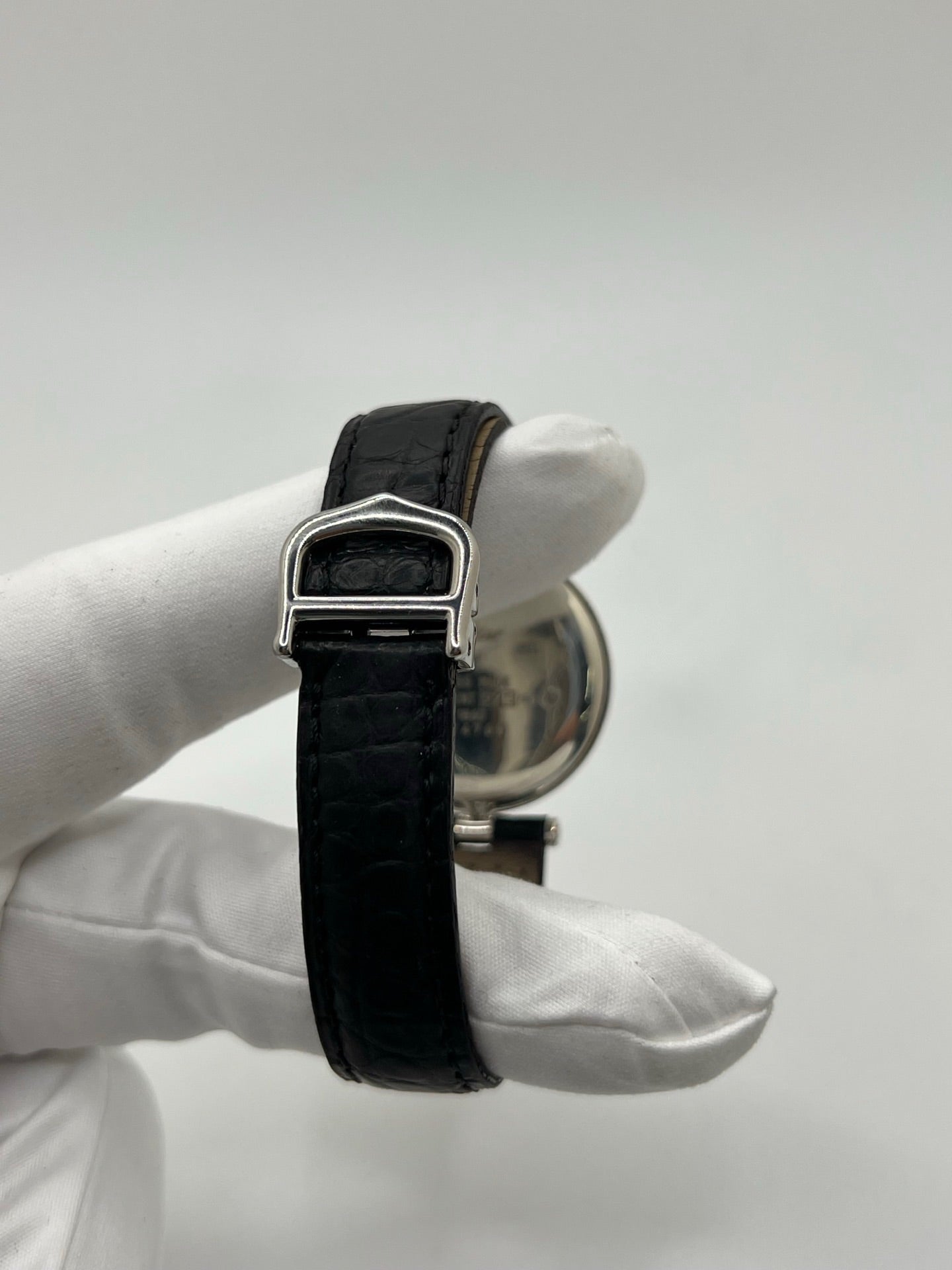 Montre Cartier Must Vendôme référence 1860 avec boîtier rond en argent de 30 mm et cadran argent à chiffres romains signature. Mouvement quartz fiable et élégant, protégé par un verre. Bracelet en cuir noir avec boucle ardillon offrant un porté confortable et raffiné. Modèle emblématique au style classique et intemporel, idéal pour une tenue habillée ou une collection de montres vintage. Montre d’occasion en très bon état, révisée et prête à être portée au quotidien.